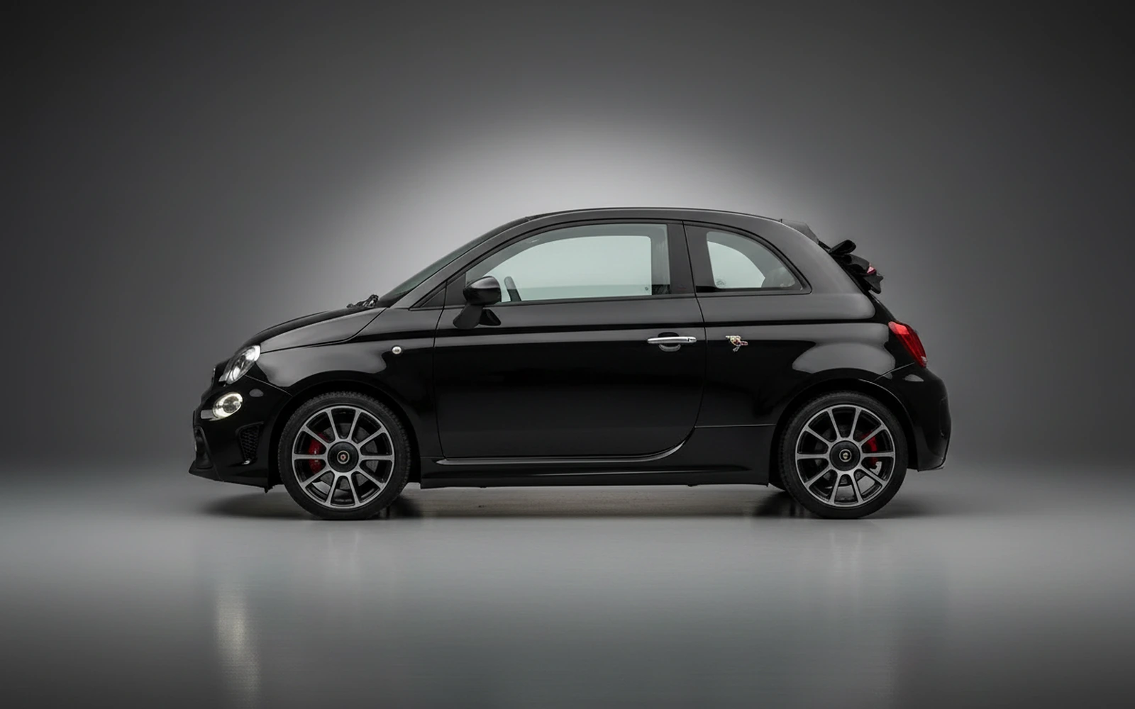 Abarth 695 Turismo Black 2023 — exterior rear view