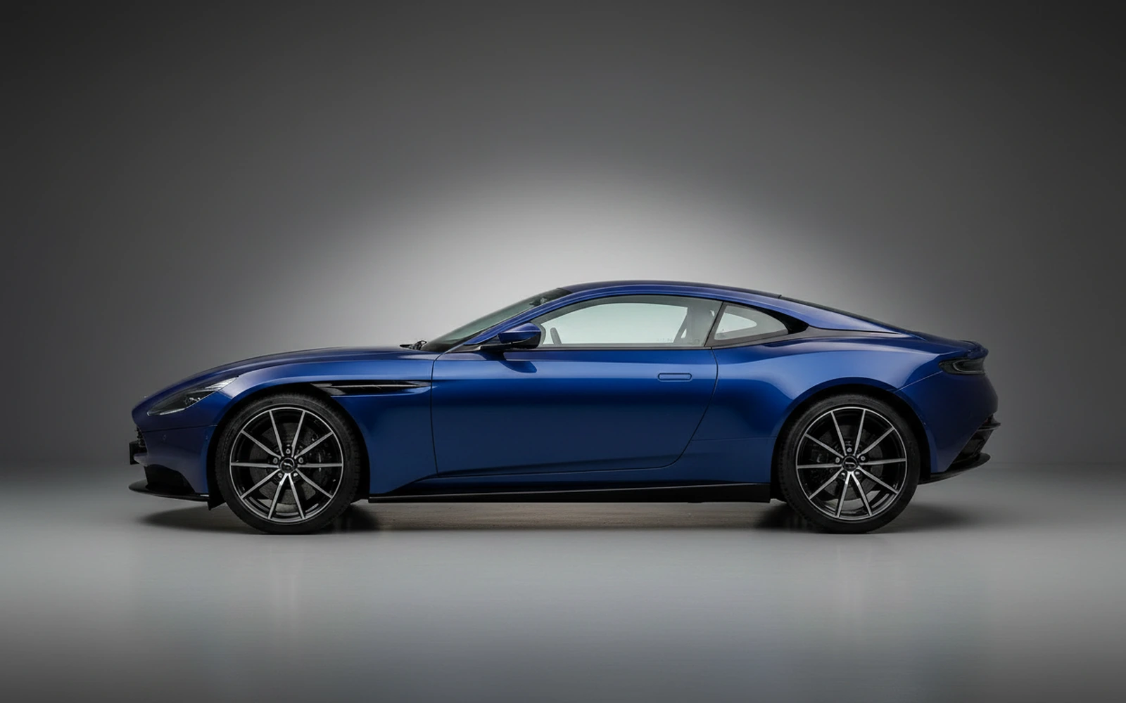 Aston Martin DB11 Azul 2019 — exterior rear view