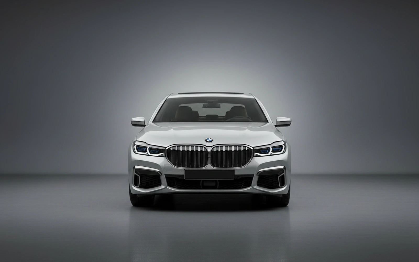 BMW 740 M Sport Plata 2022 — exterior side view