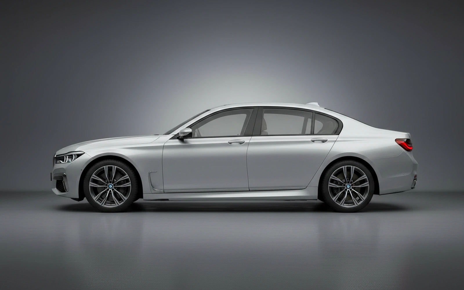 BMW 740 M Sport Plata 2022 — exterior rear view