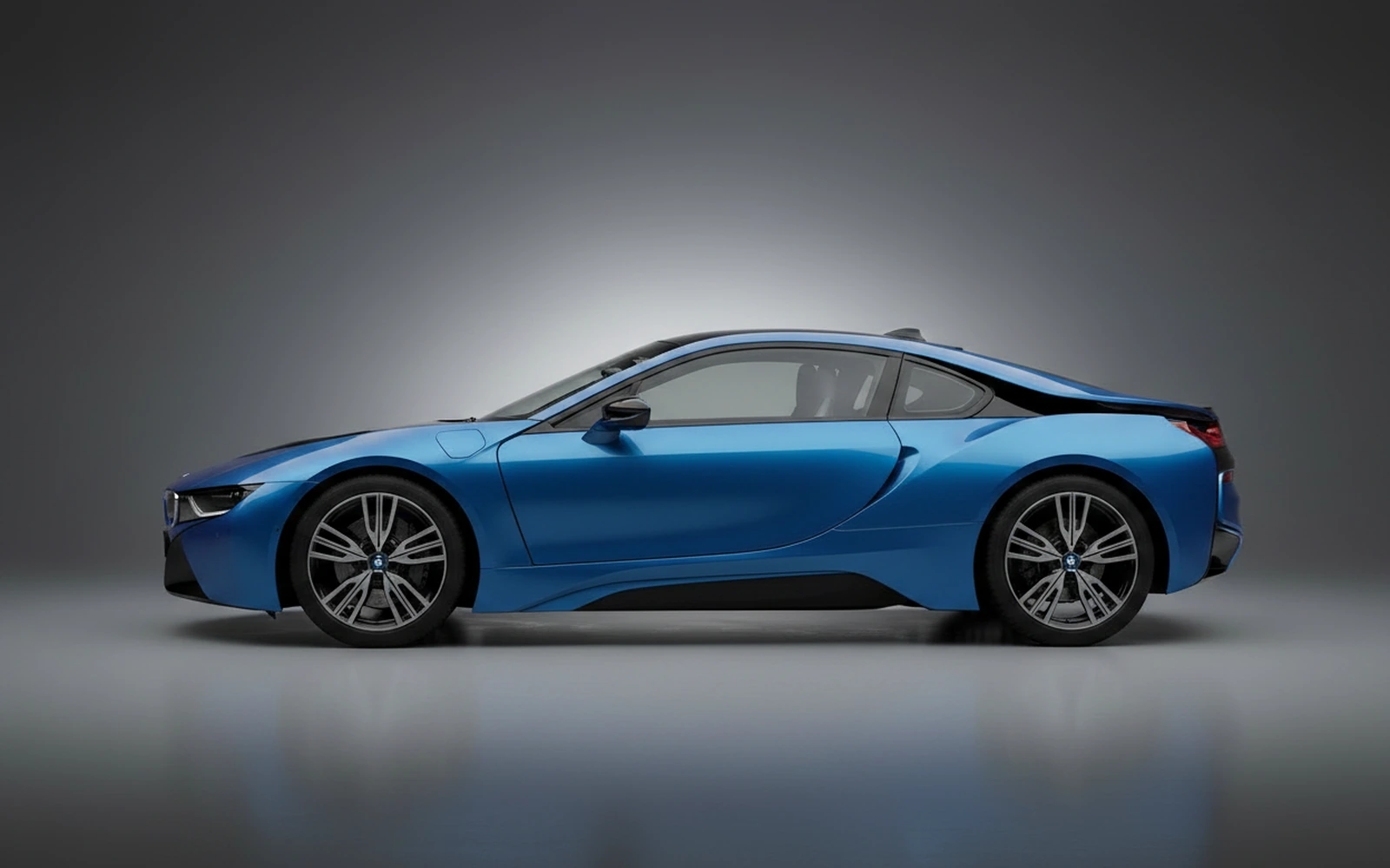 BMW i8 Azul 2022 — exterior rear view