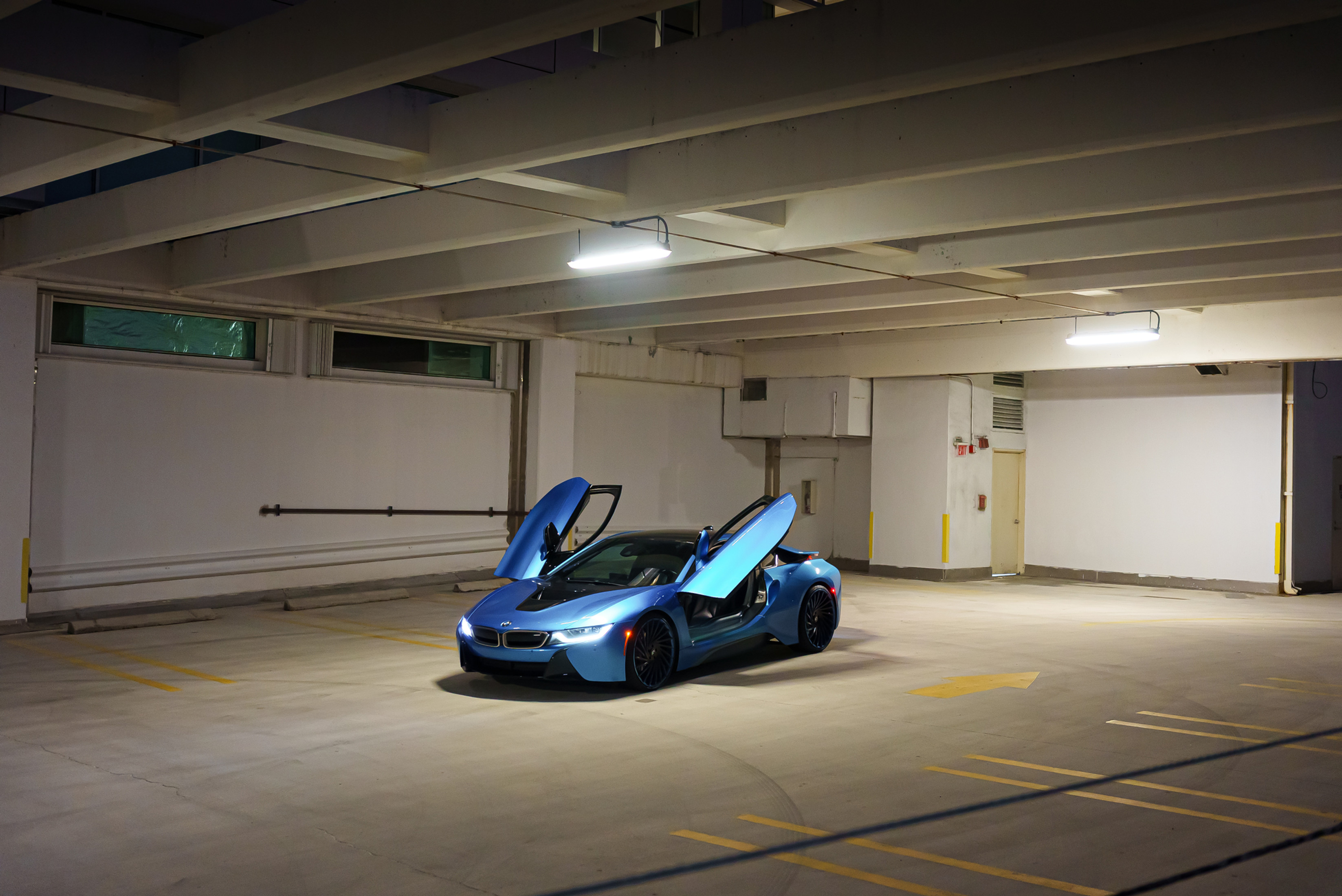 BMW i8 White — exterior side view