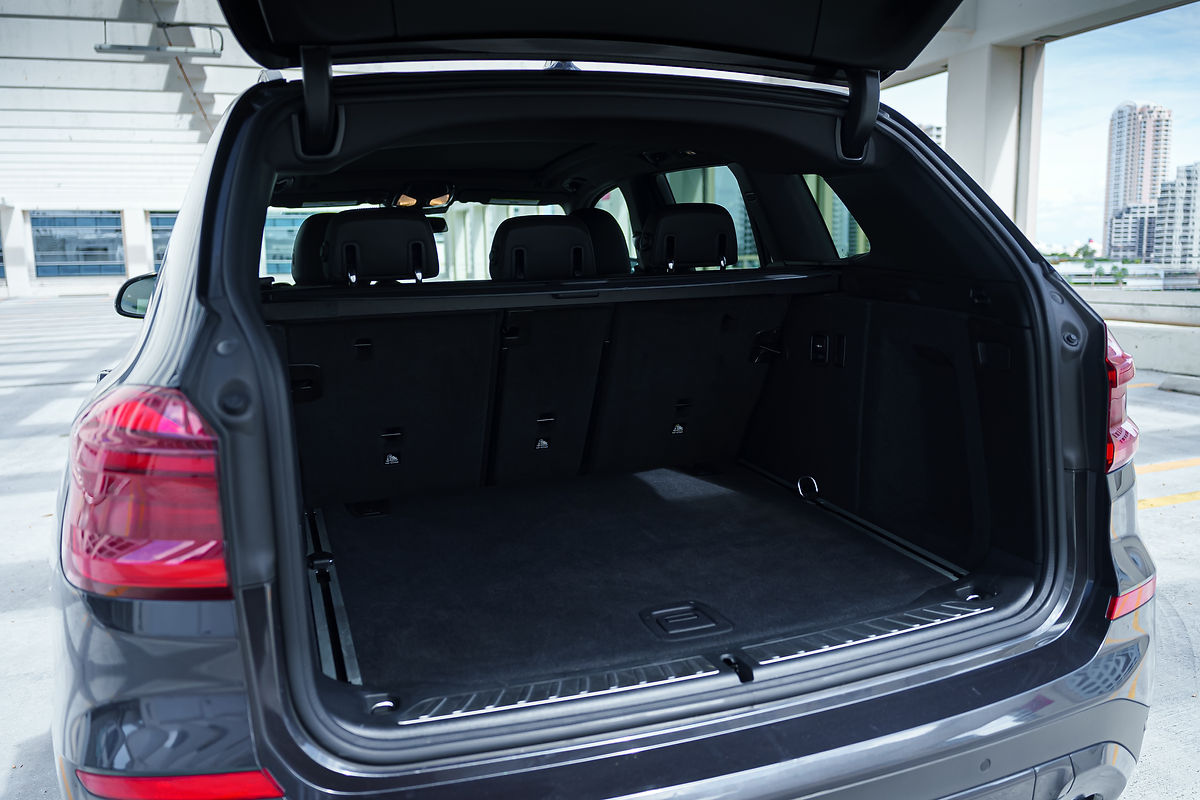 BMW X3 Gray 2022 — exterior side view