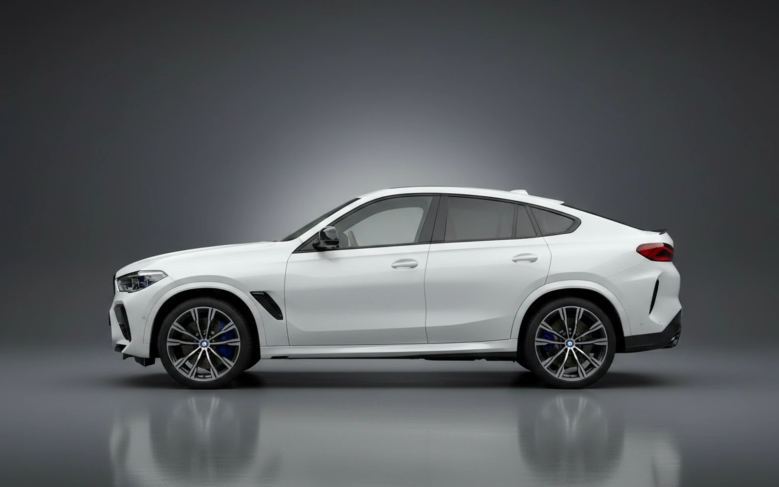 BMW X6M Competition White 2021 — exterior rear view