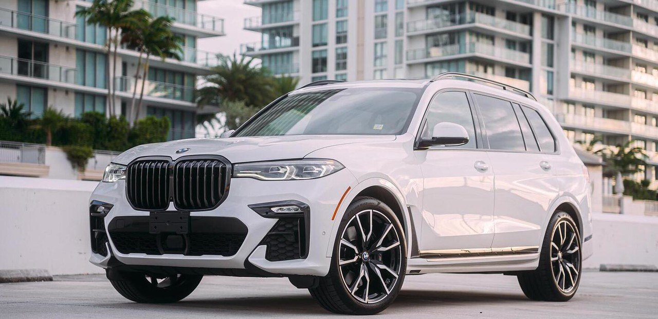 BMW X7 Black for rent in Miami — exterior photo