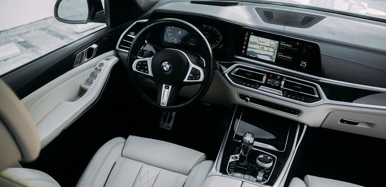 BMW X7 Black — exterior side view