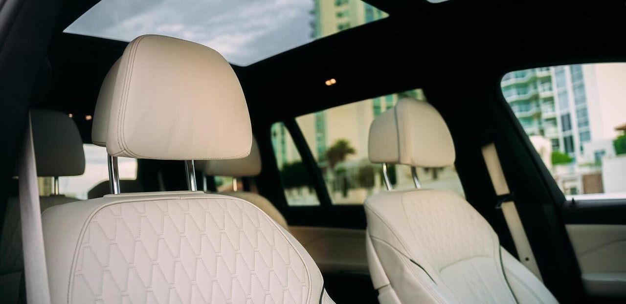 BMW X7 Black — interior seats