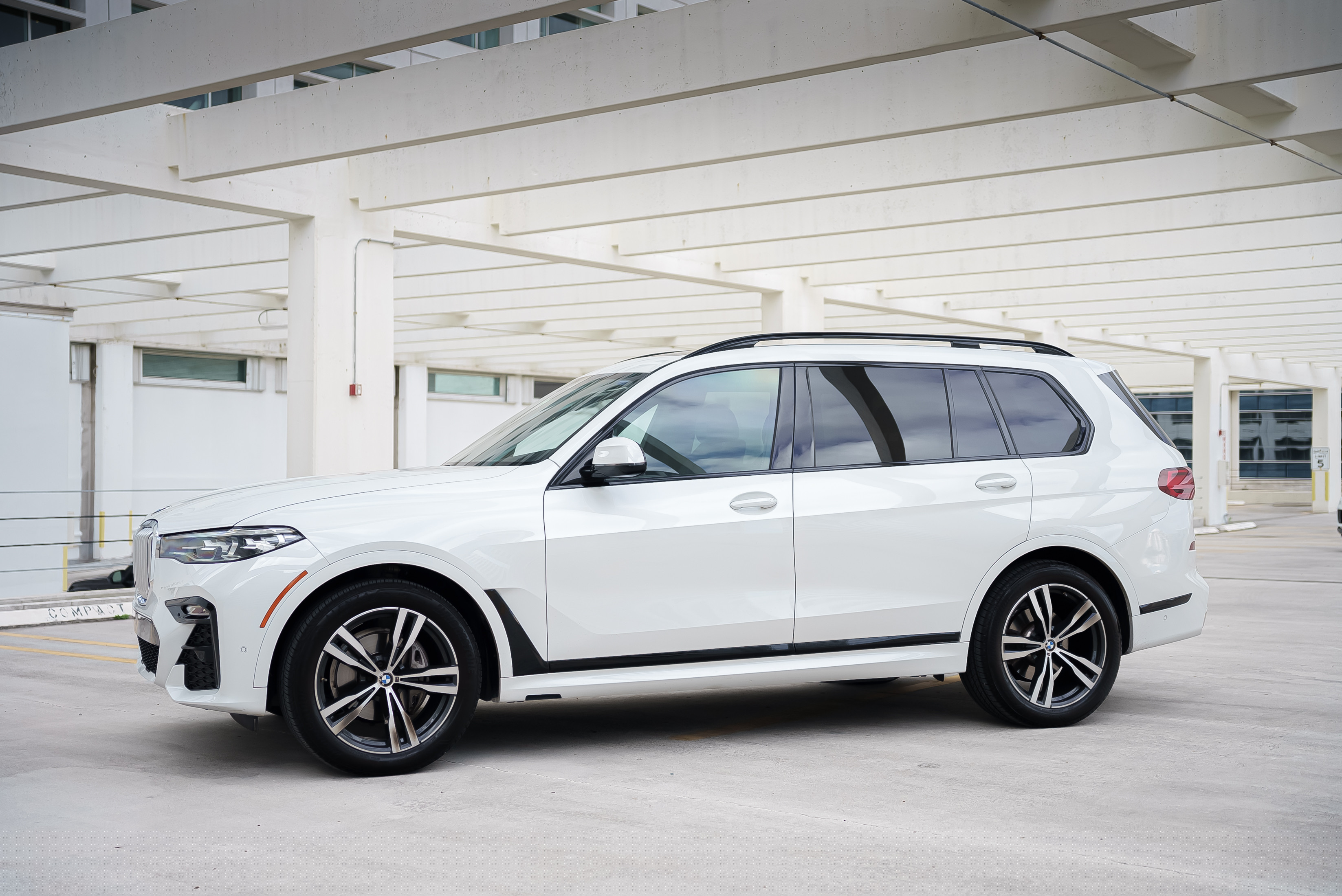 BMW X7 White 2021 — exterior rear view