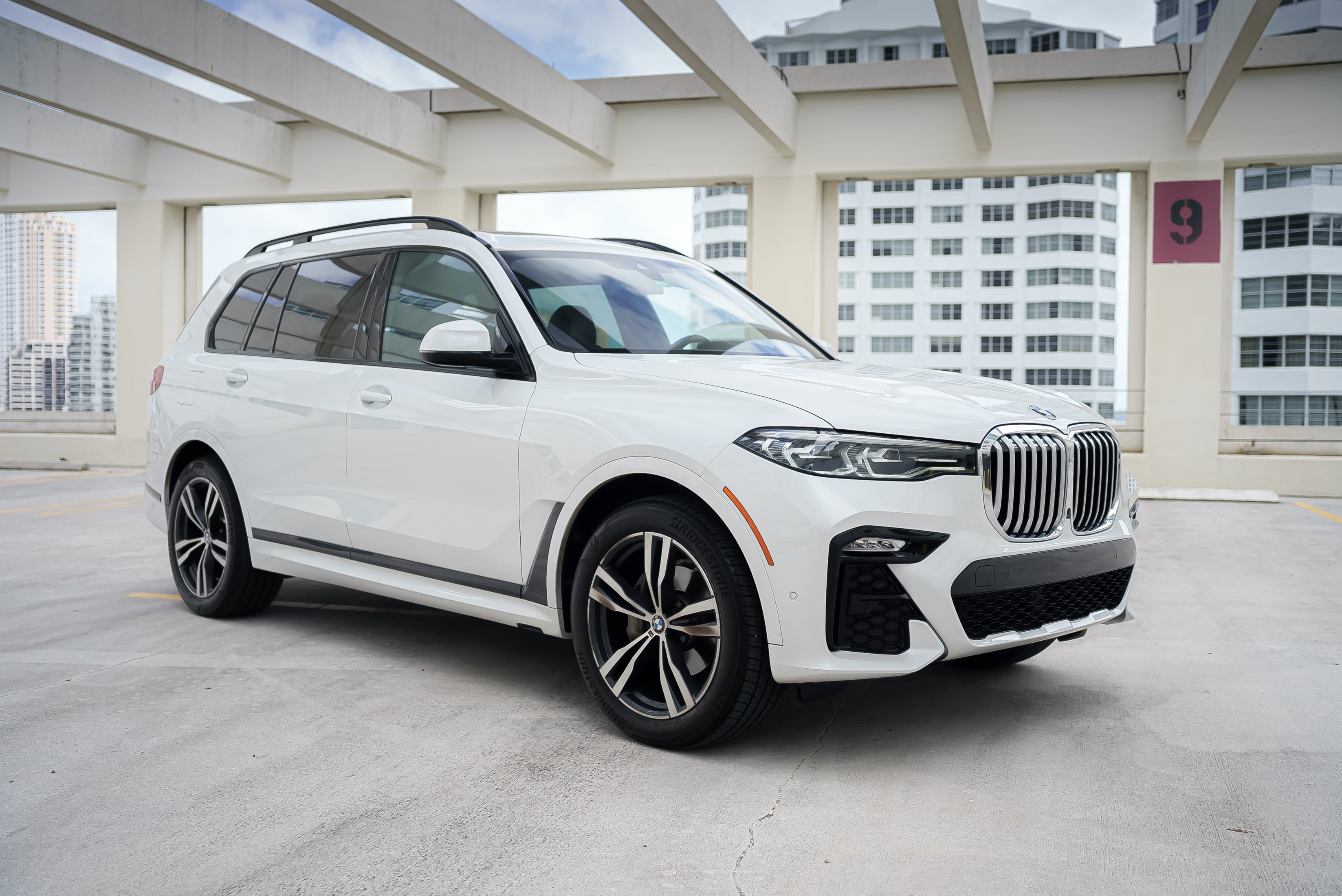 BMW X7 White 2021 — exterior side view