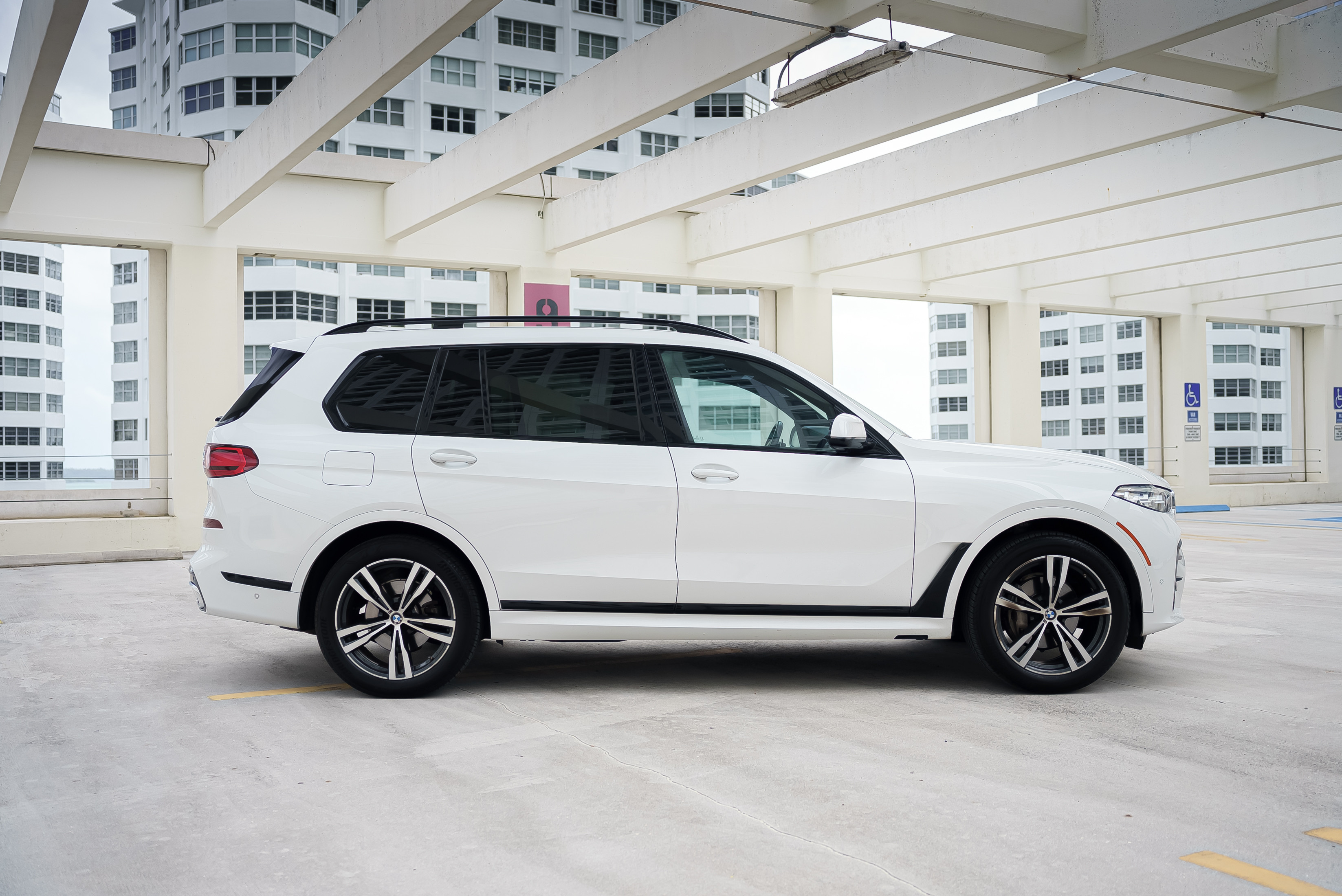 BMW X7 White 2021 — interior dashboard