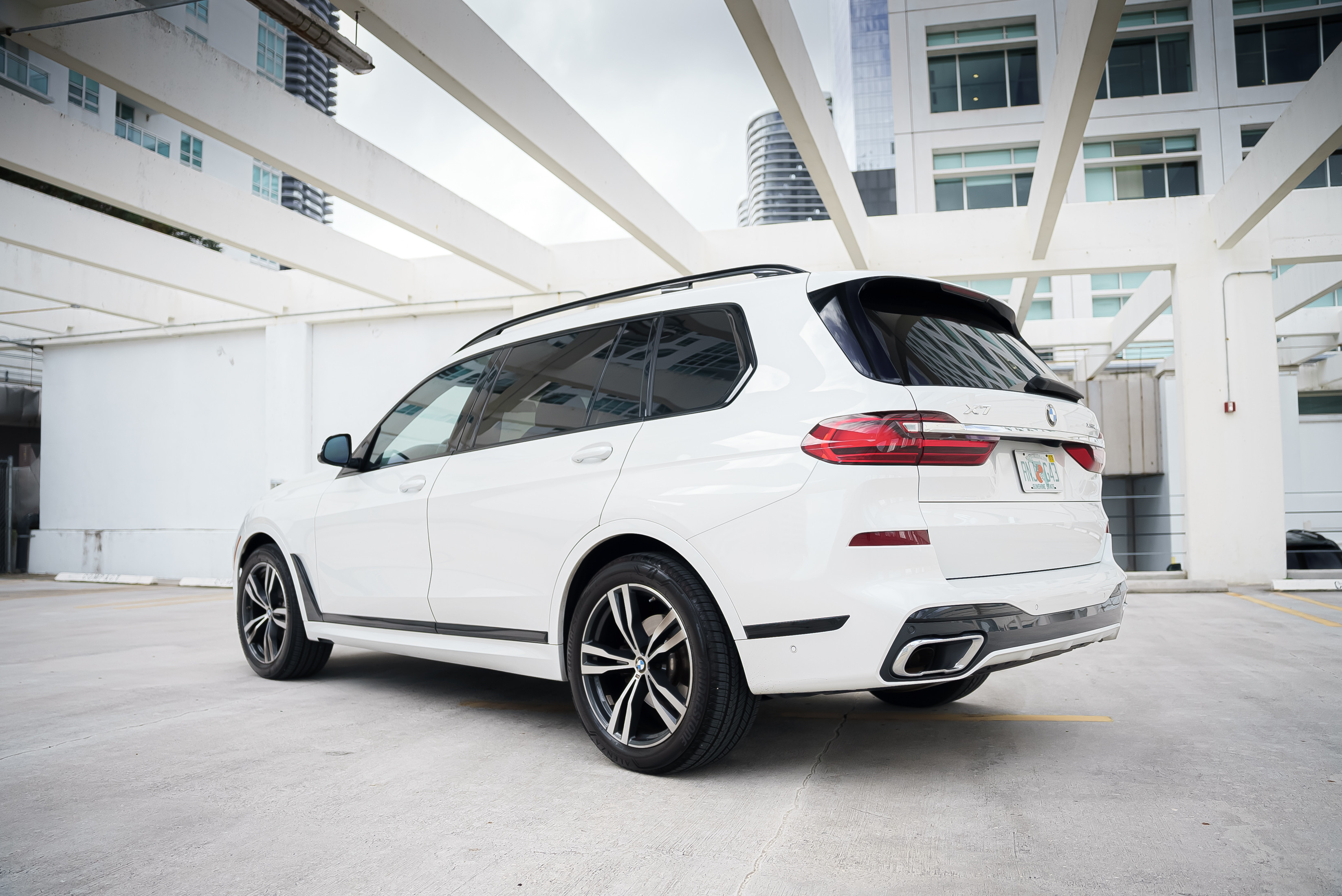 BMW X7 White 2021 — interior seats