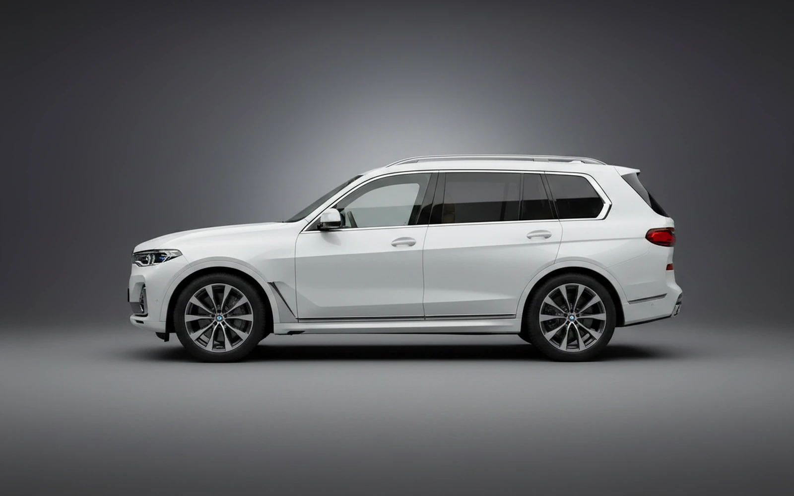 BMW X7 White 2023 — exterior rear view