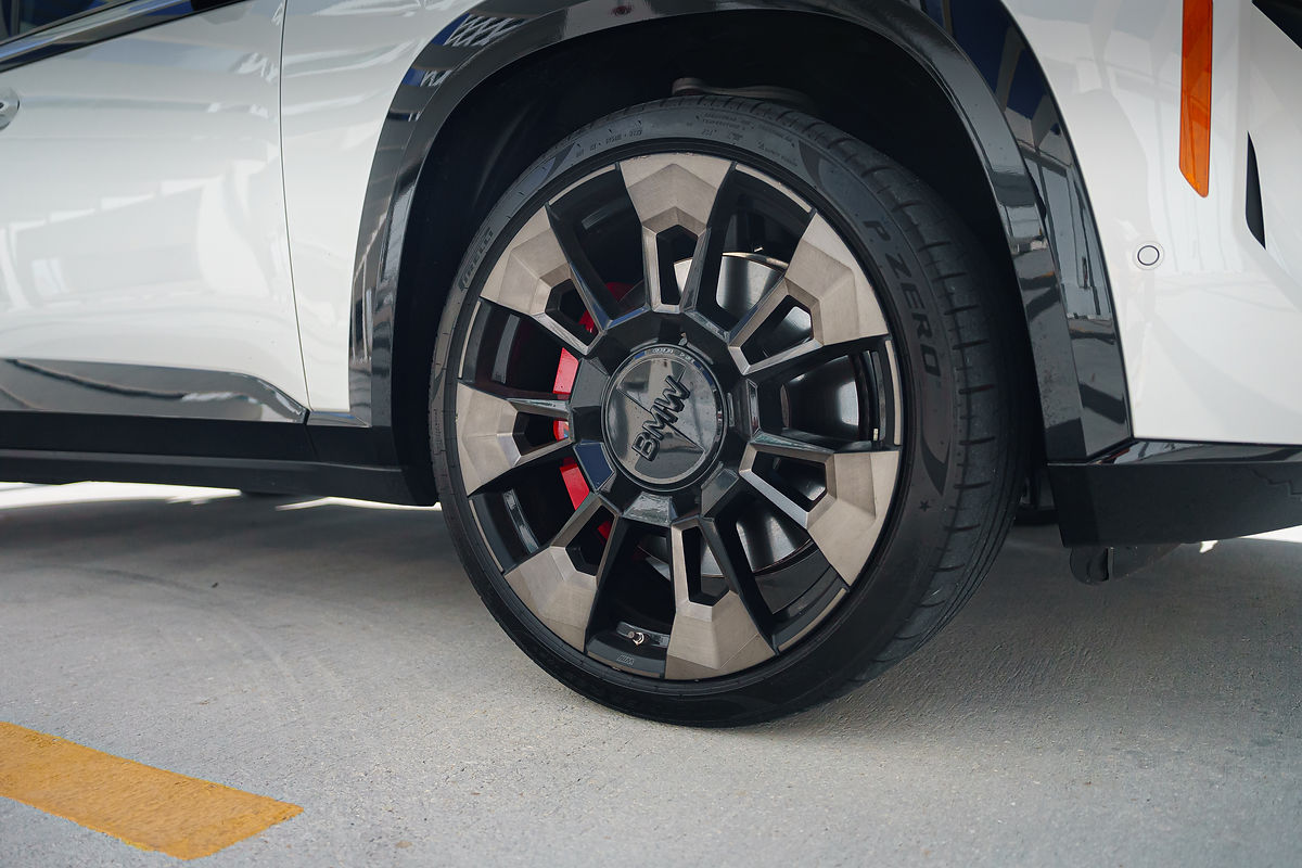 BMW XM White 2023 — exterior rear view