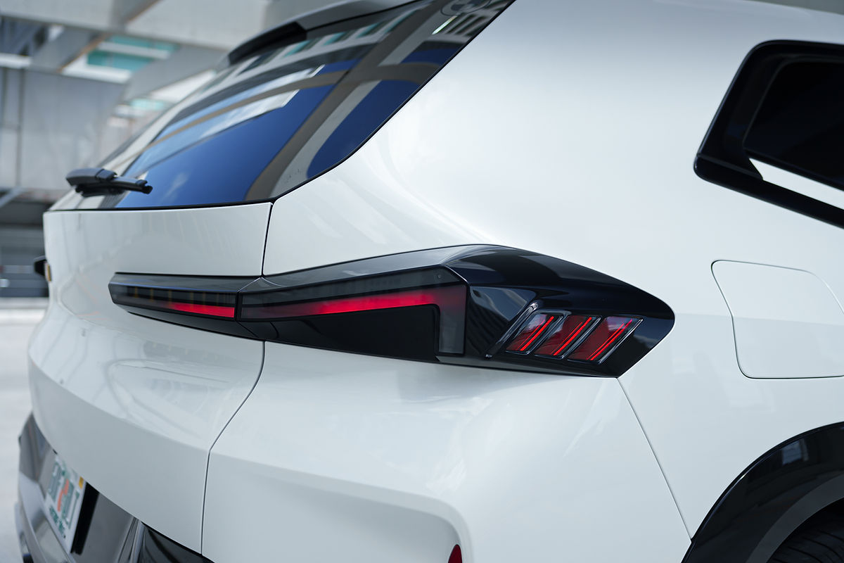 BMW XM White 2023 — interior seats