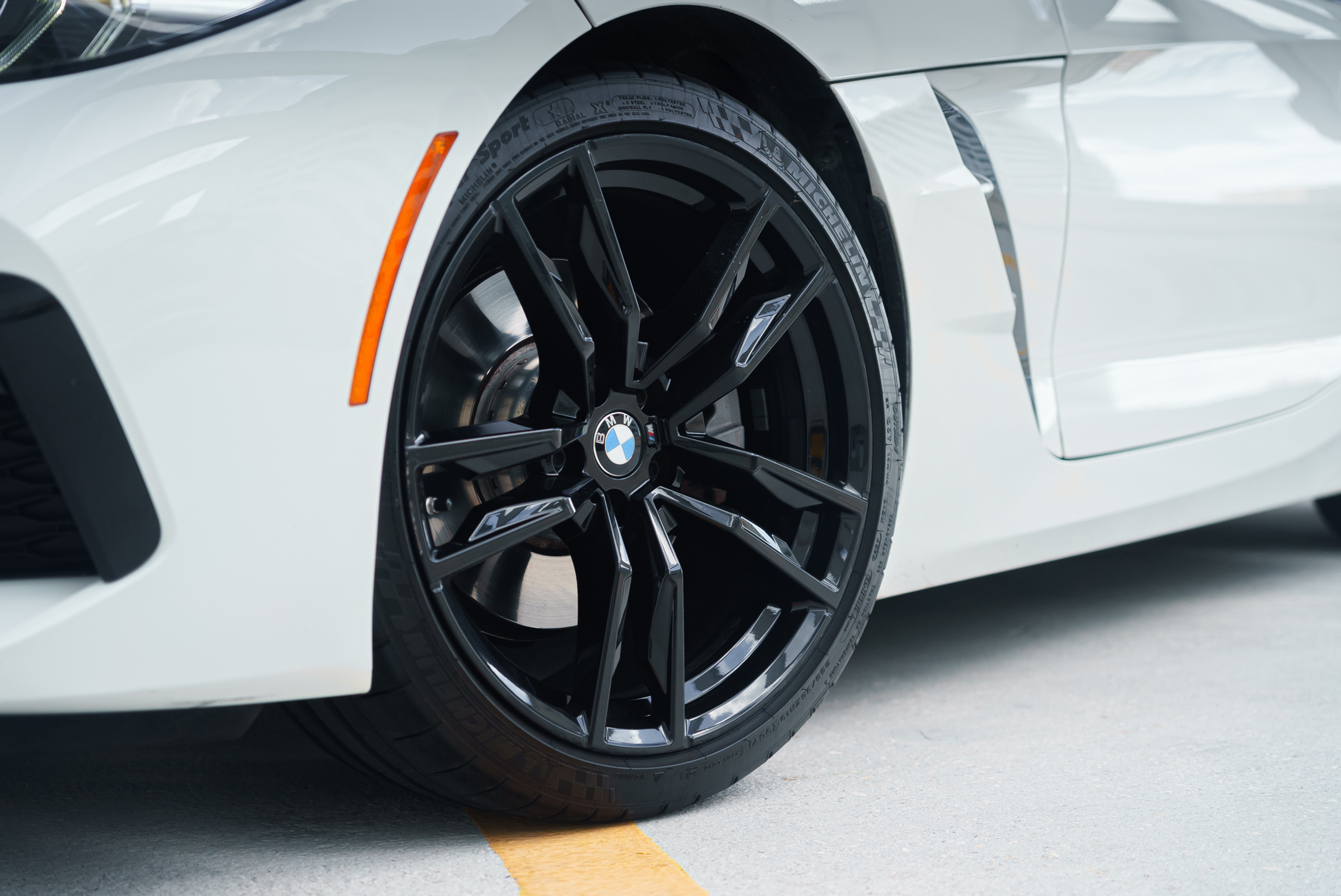 BMW Z4 White — exterior rear view