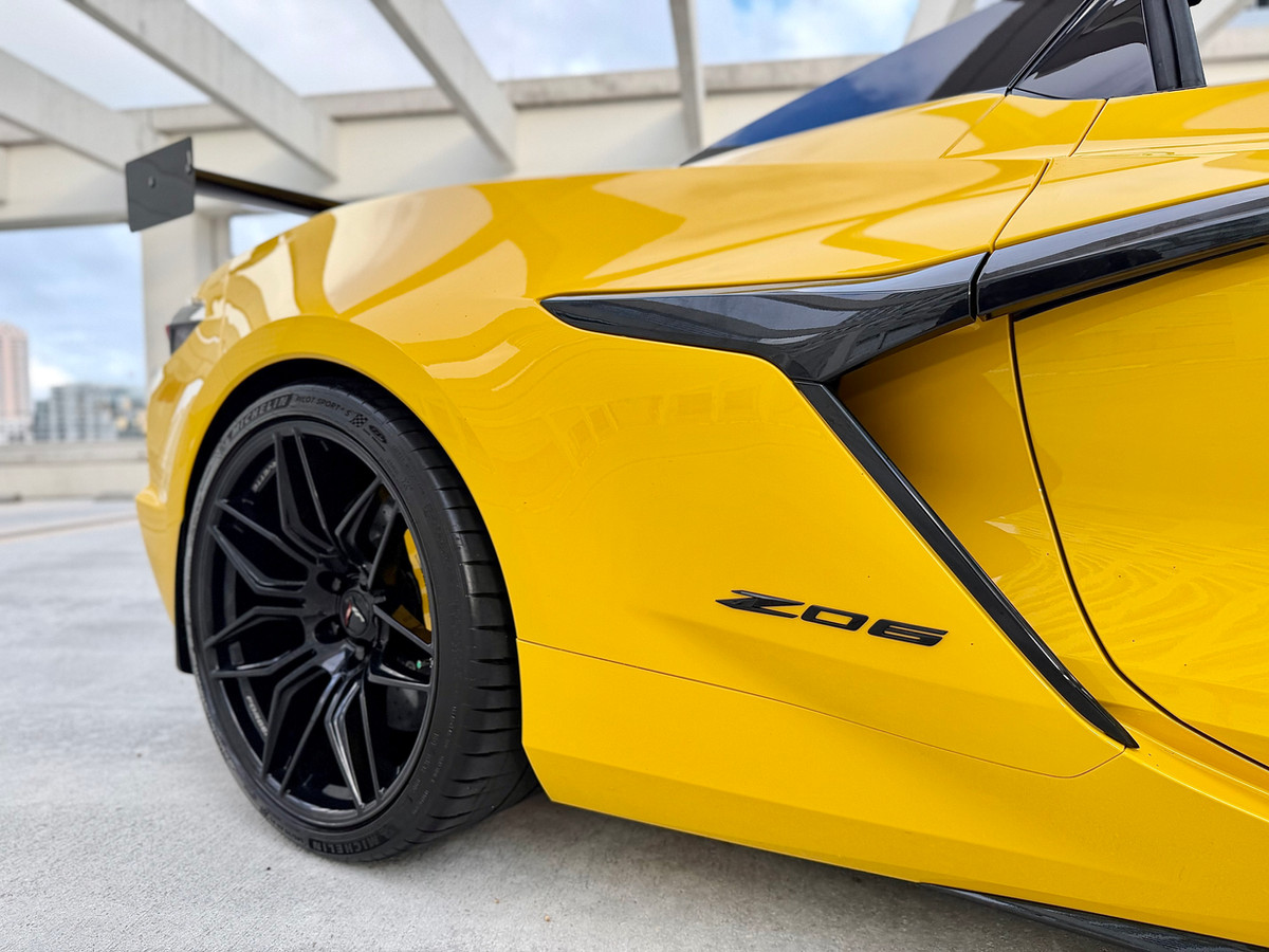 Chevrolet Corvette Z06 Yellow — photo 6