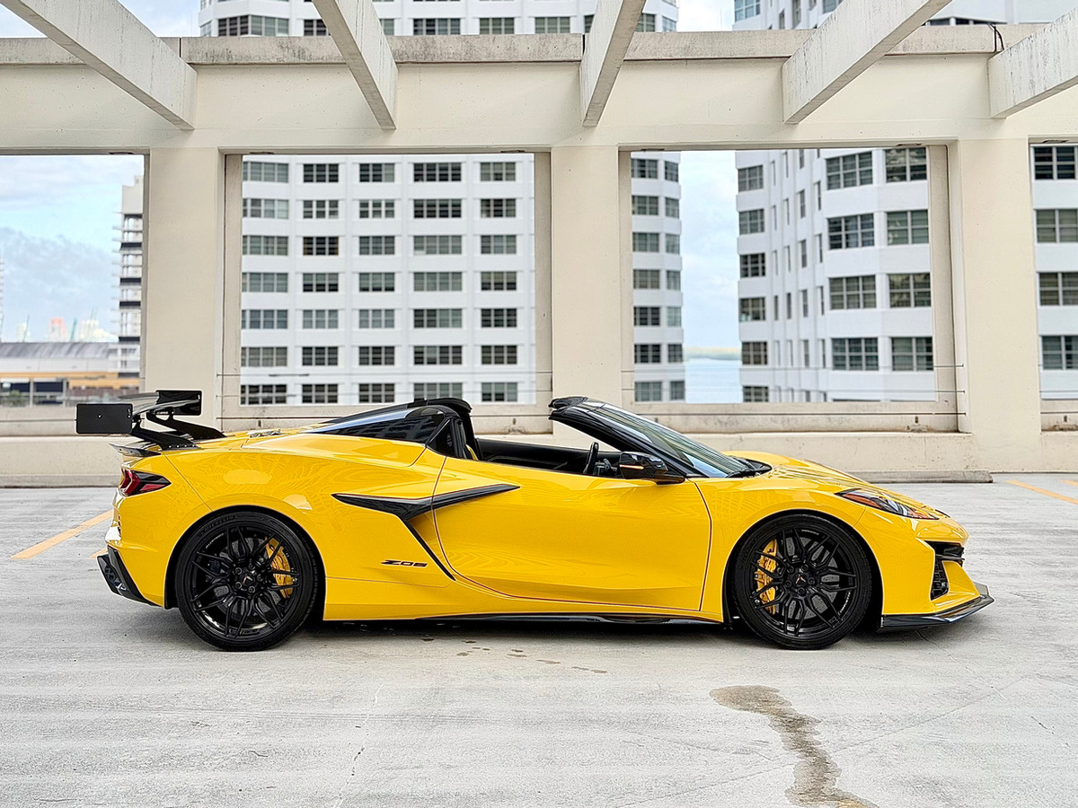Chevrolet Corvette Z06 Yellow — exterior rear view