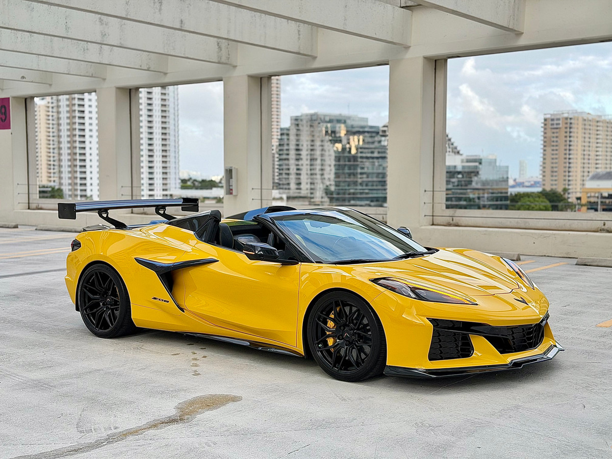 Chevrolet Corvette Z06 Yellow — exterior side view