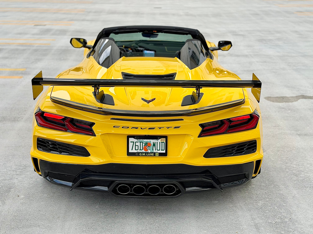 Chevrolet Corvette Z06 Yellow — interior dashboard