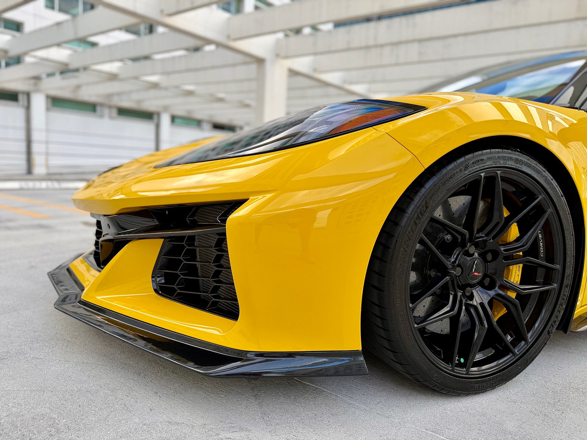 Chevrolet Corvette Z06 Yellow — interior seats