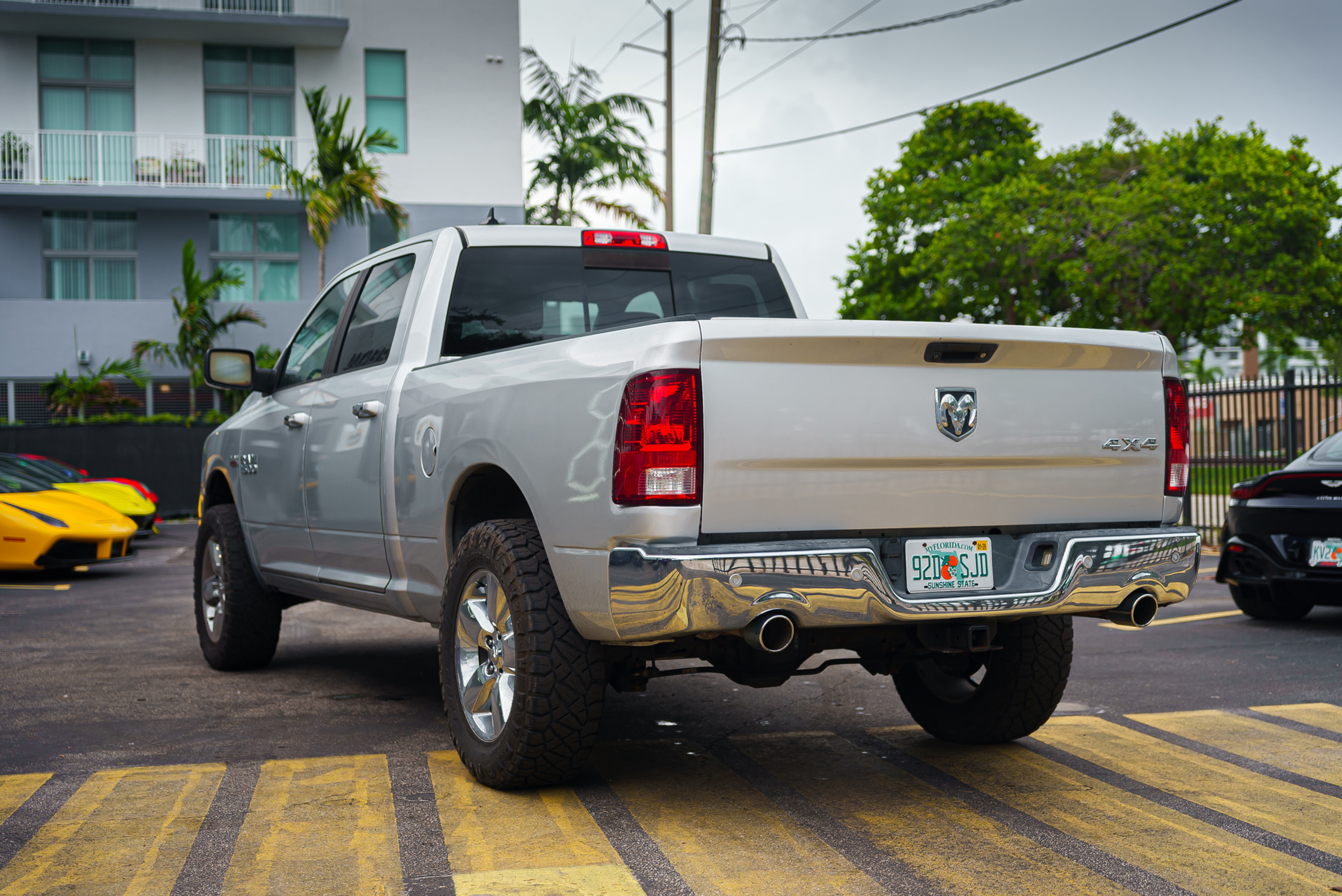 Dodge Ram 1500 Hemi V8 Black — exterior rear view