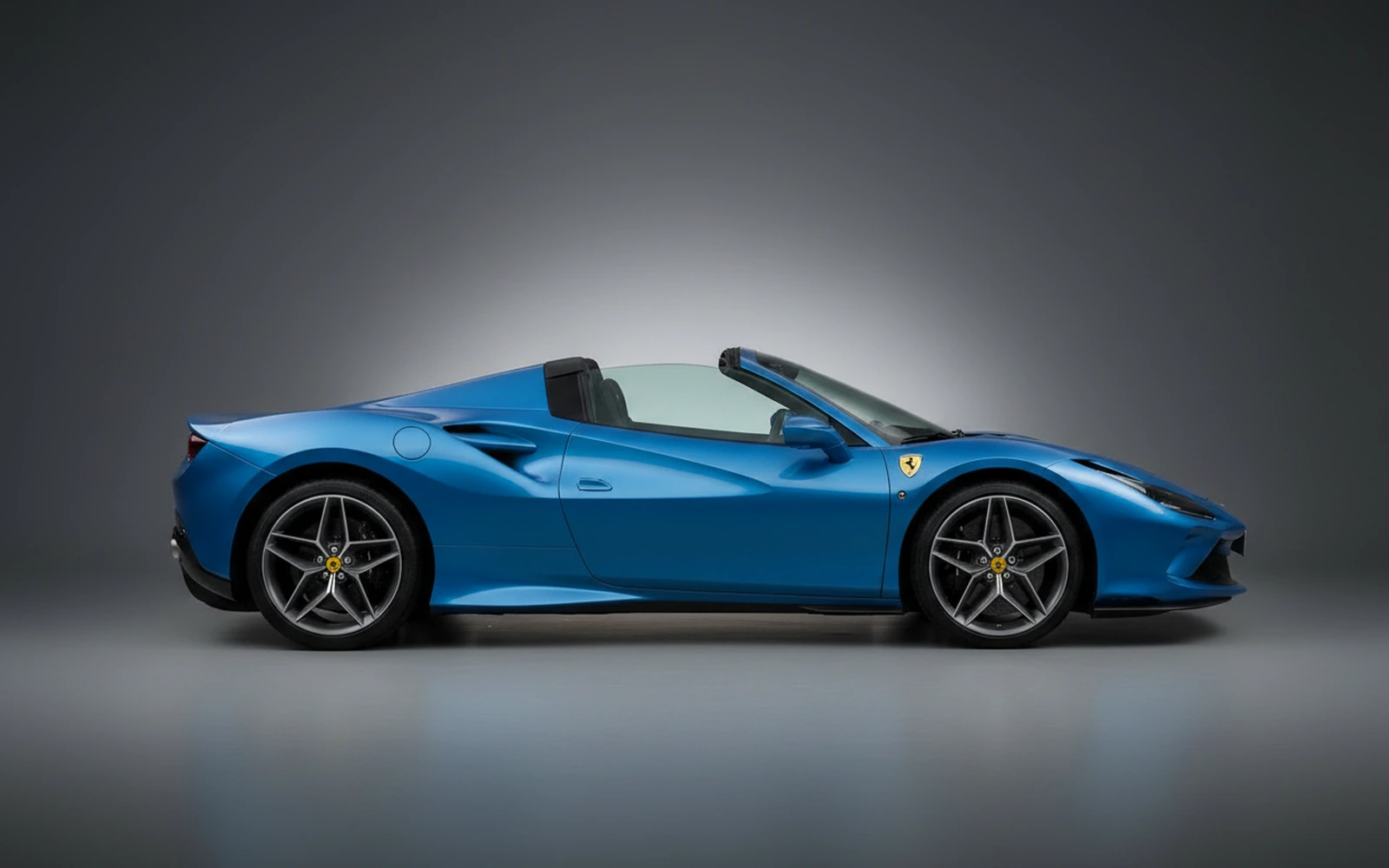 Ferrari F8 Tributo Spider Azul 2022 — exterior rear view