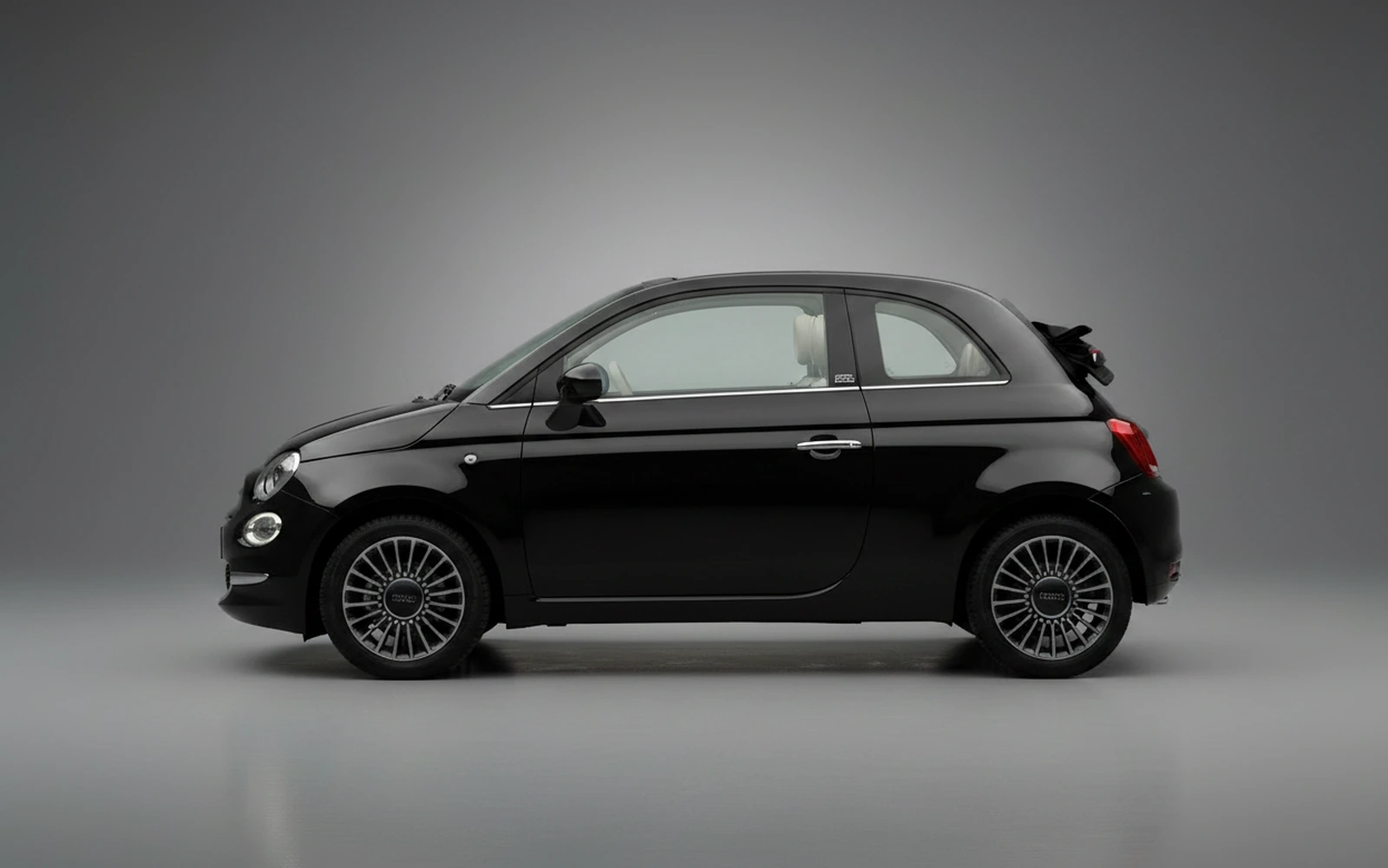 Fiat 500 Cabrio Negro 2023 — exterior rear view