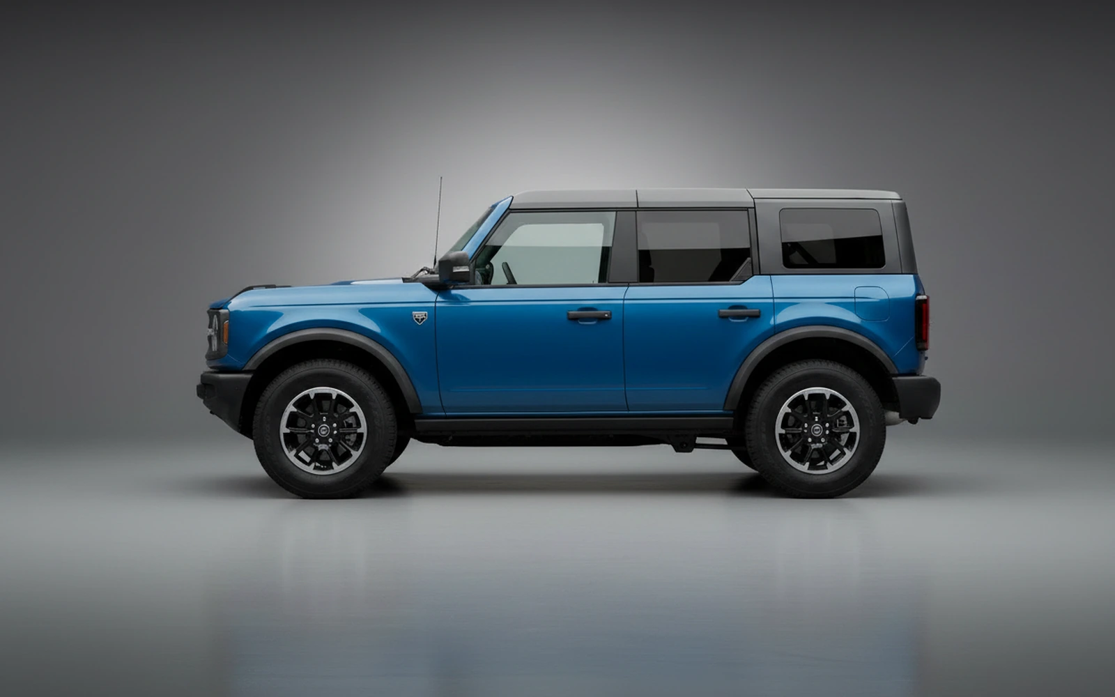 Ford Bronco Blue 2022 — exterior rear view