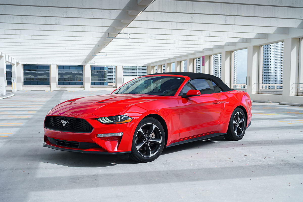 Ford Mustang EcoBoost Red 2022 — interior seats