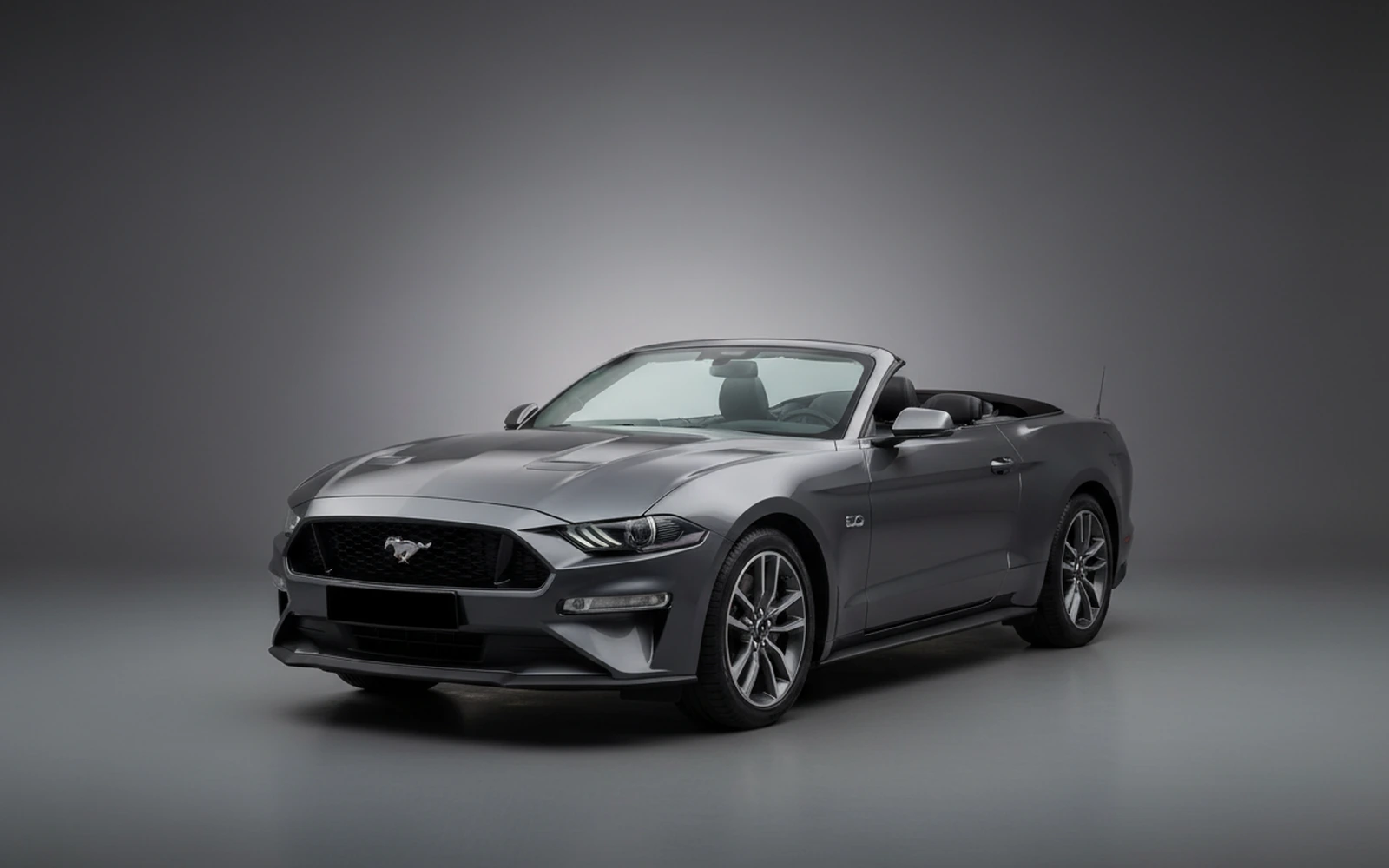 Ford Mustang Convertible Gris 2022 for rent in Miami — exterior front view