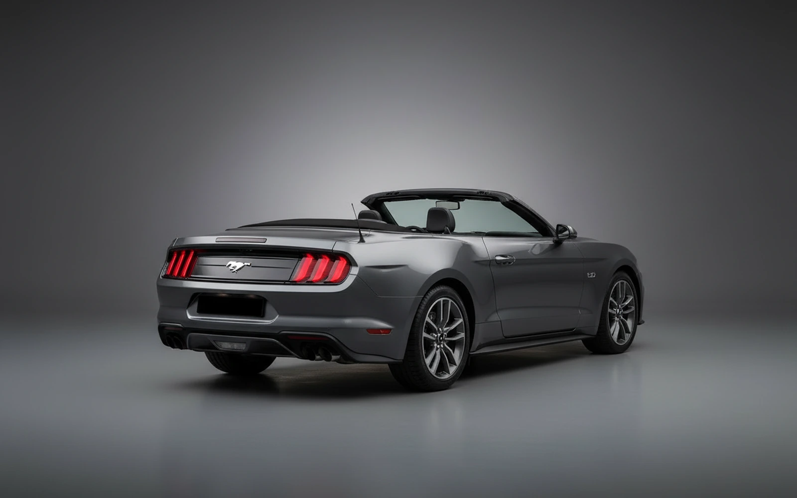 Ford Mustang Convertible Gris 2022 — interior dashboard