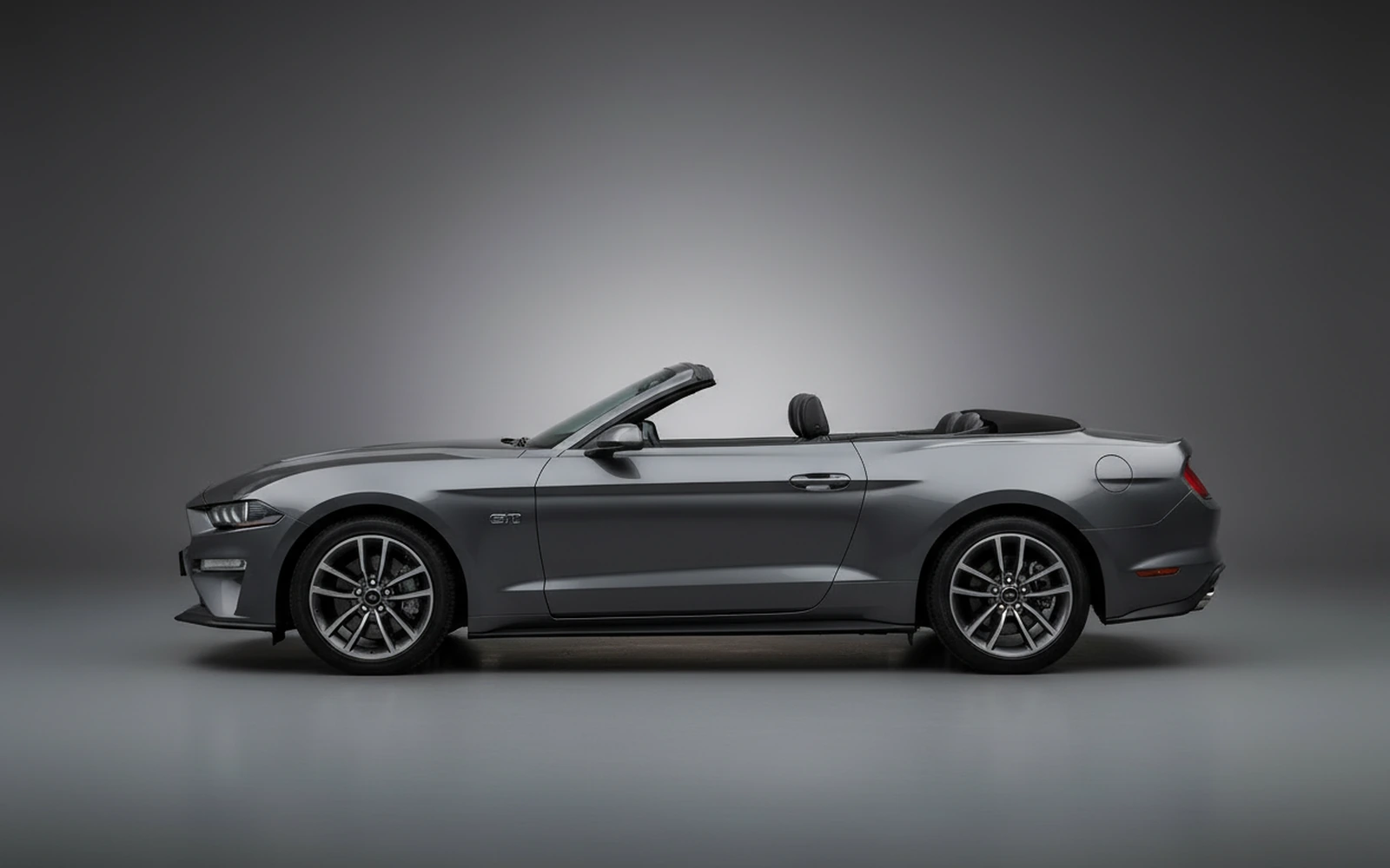 Ford Mustang Convertible Gris 2022 — exterior rear view