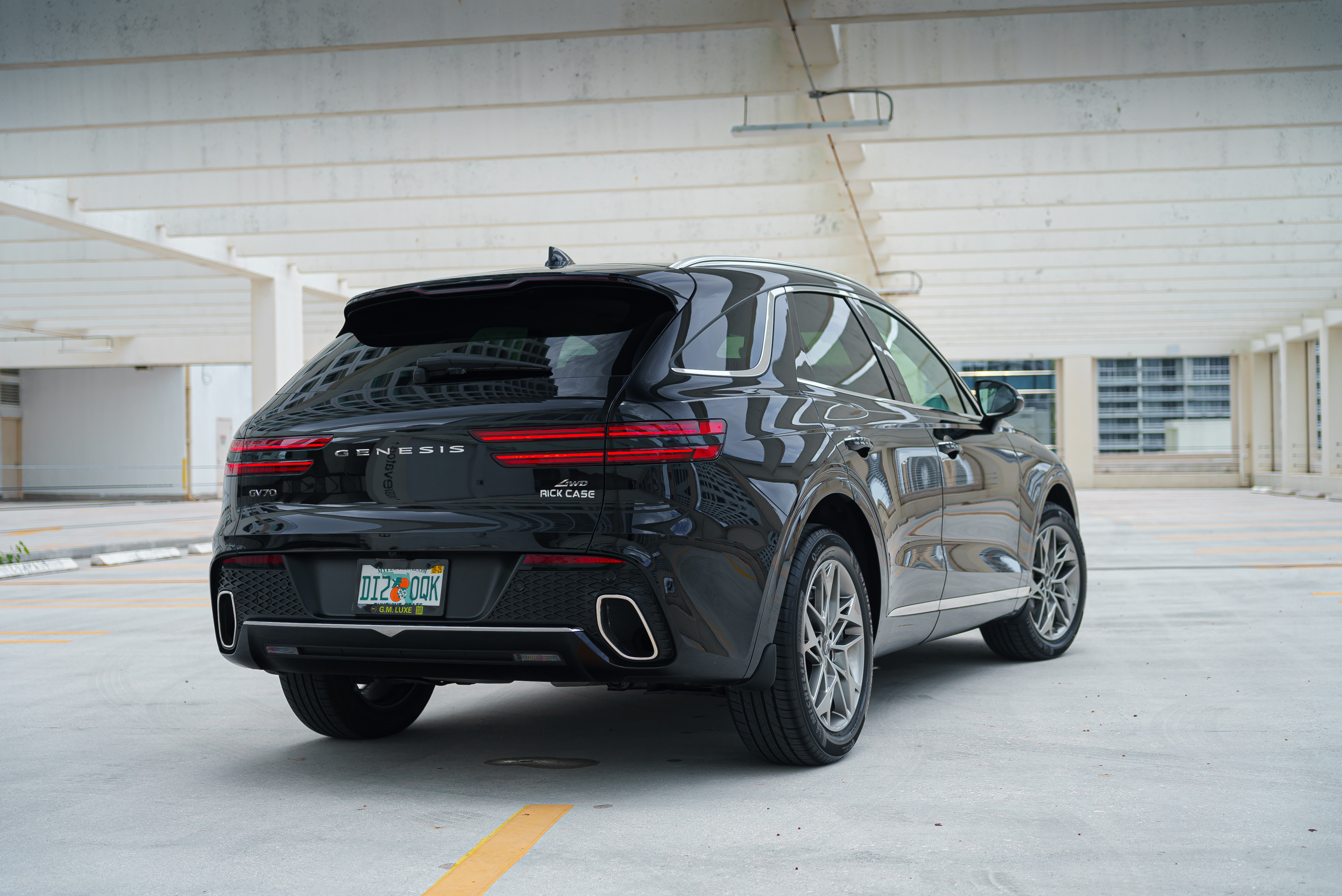 Genesis GV70 Black — exterior side view