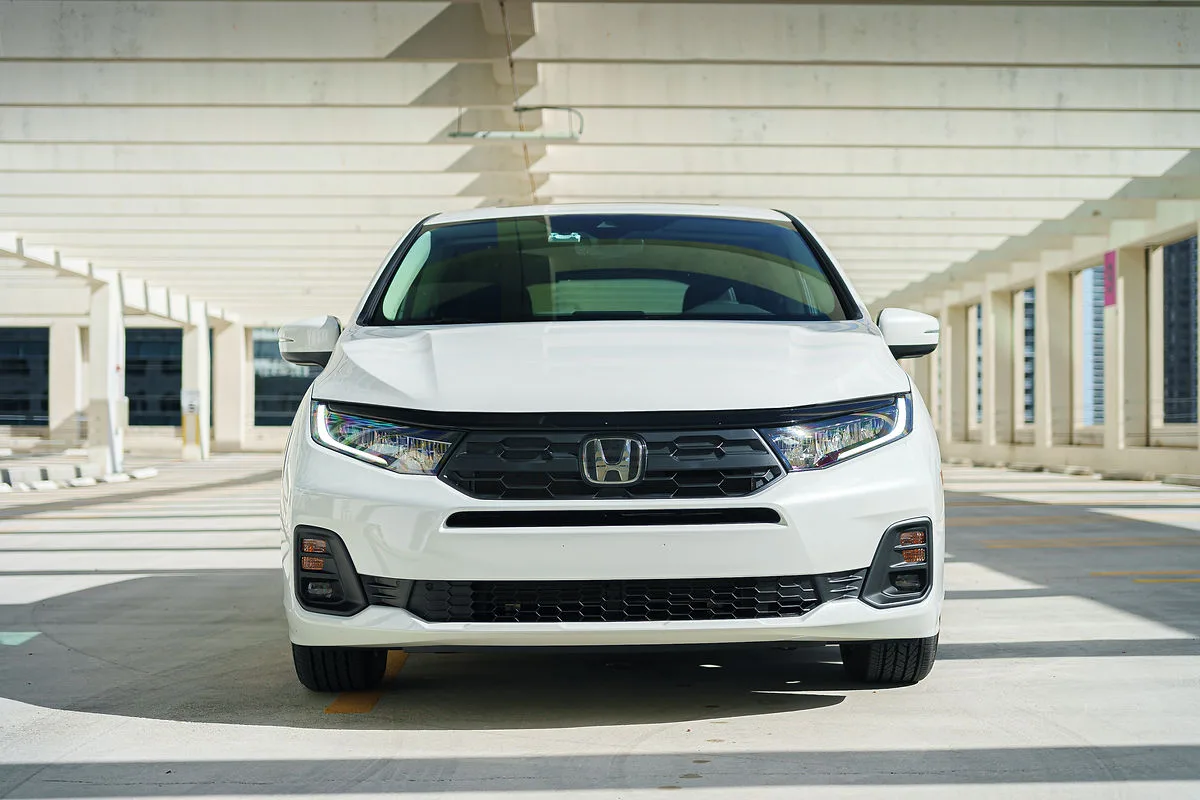 Honda Odyssey White 2022 — exterior rear view