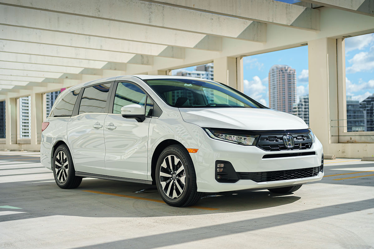 Honda Odyssey White 2022 — interior dashboard