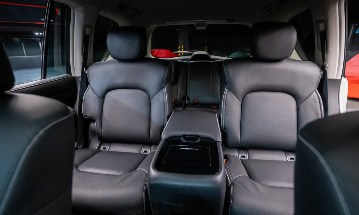 Infiniti QX80 Black 2024 — interior seats