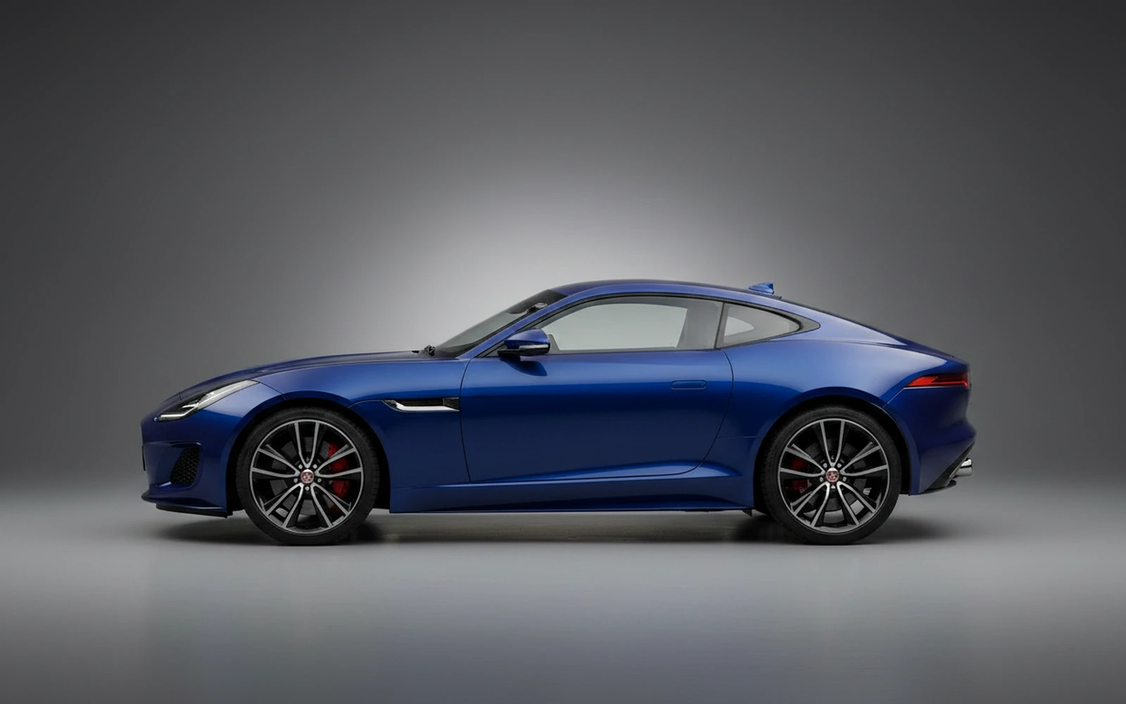 Jaguar F Type Azul 2022 — exterior rear view