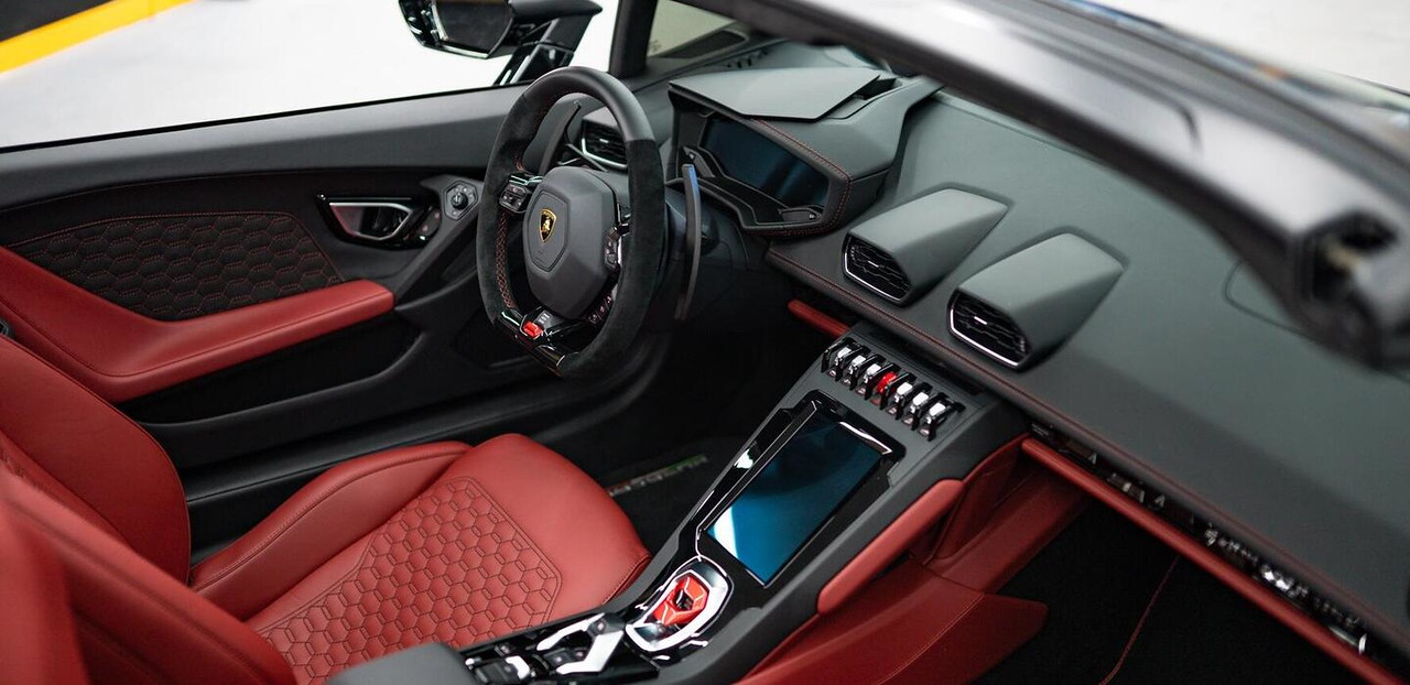 Lamborghini Huracan EVO Yellow 2021 — exterior side view