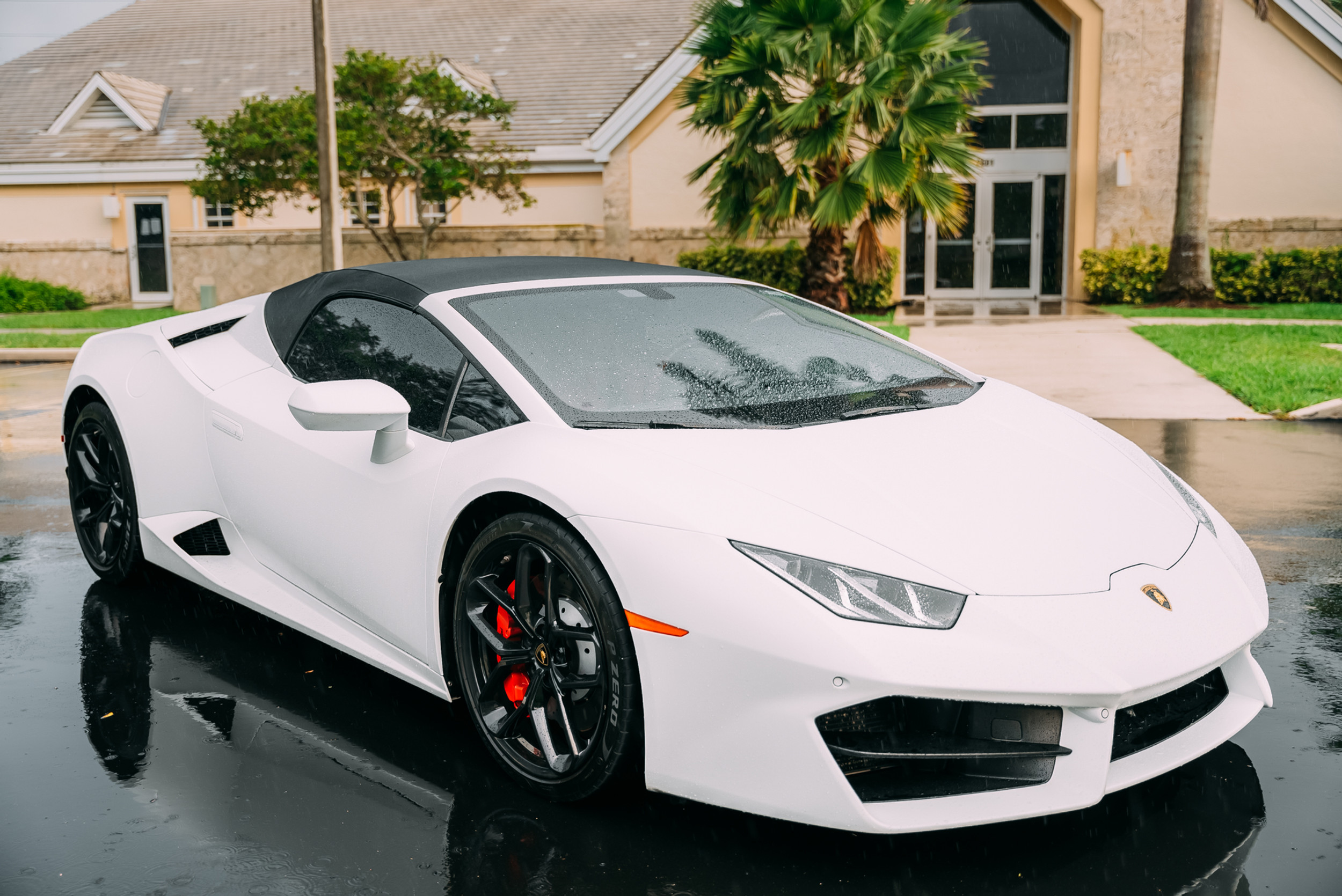 Lamborghini Huracan Green — exterior rear view