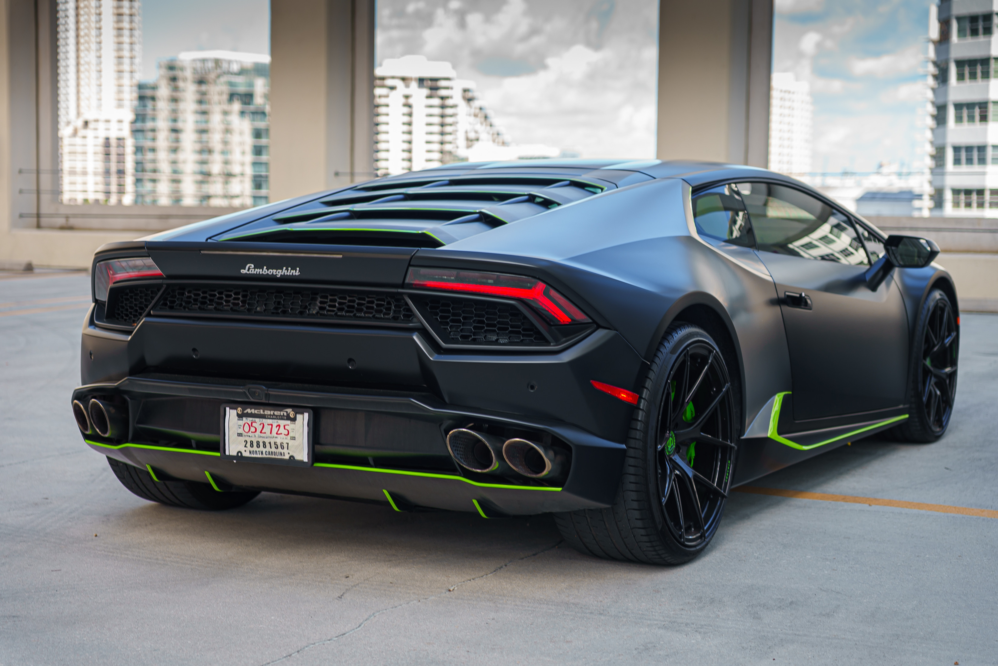 Lamborghini Huracan White — exterior rear view