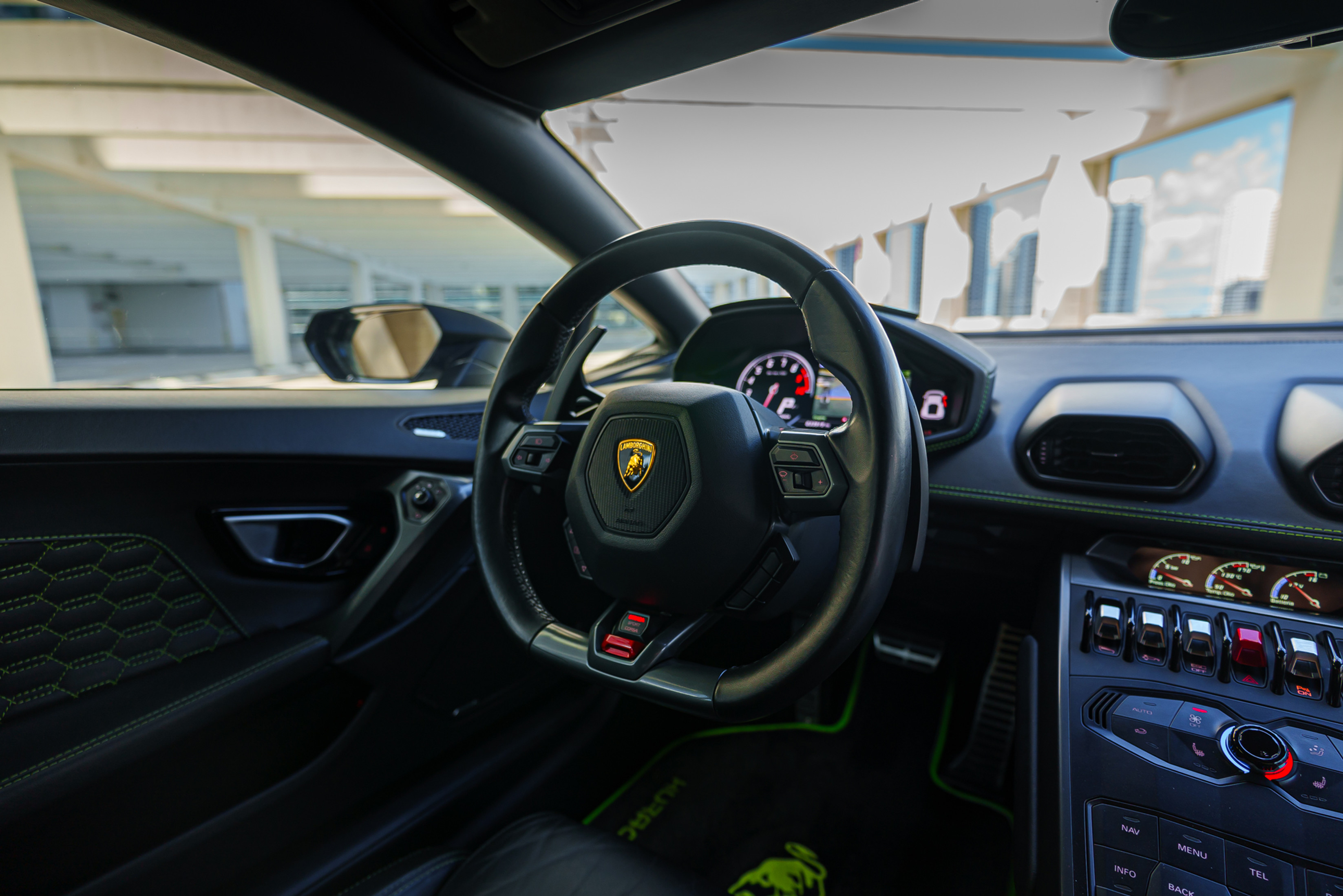 Lamborghini Huracan White — exterior side view