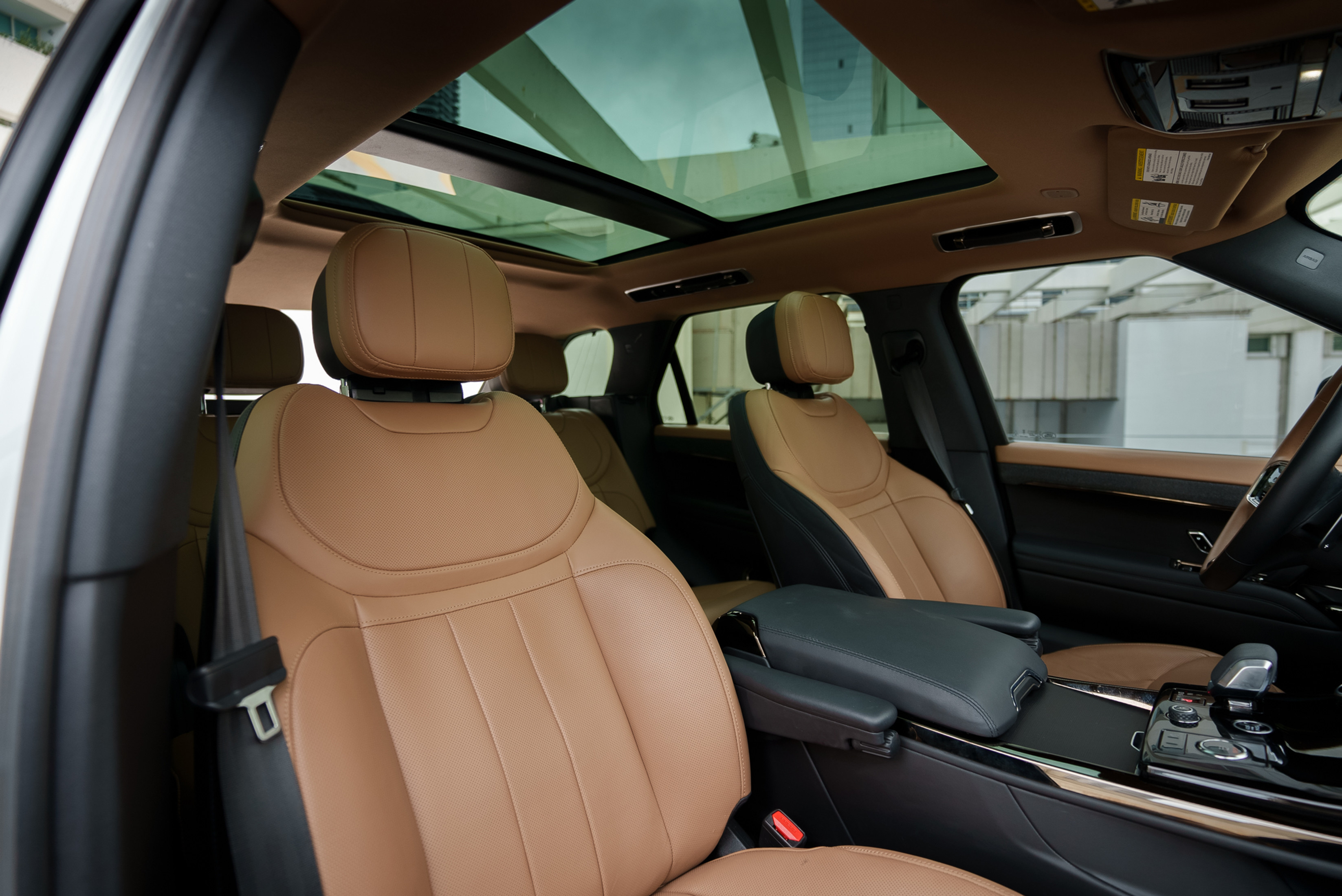 Land Rover Range Rover Sport White — exterior side view