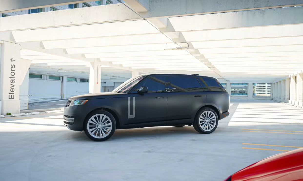 Land Rover Range Rover Black — exterior side view