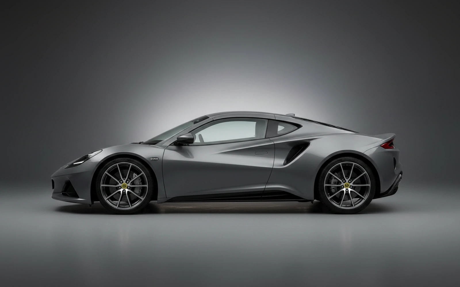 Lotus Emira Gris 2022 — exterior rear view