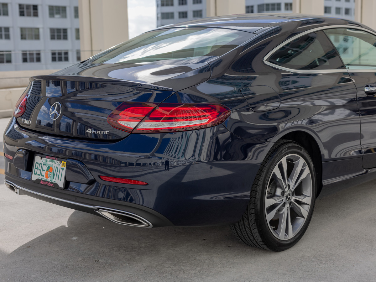 Mercedes-Benz C300 White — interior seats