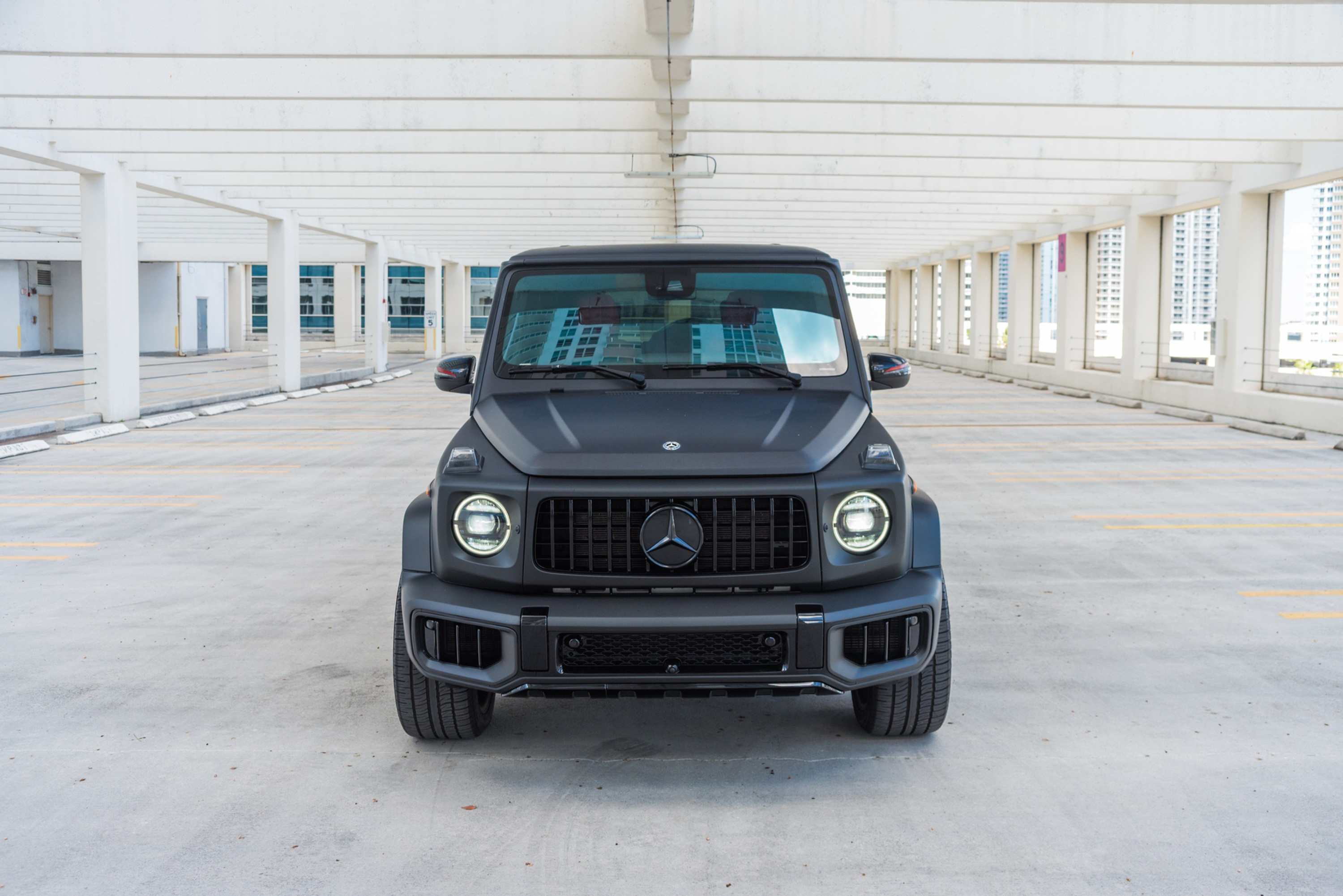 Mercedes-Benz G 550 White — exterior rear view