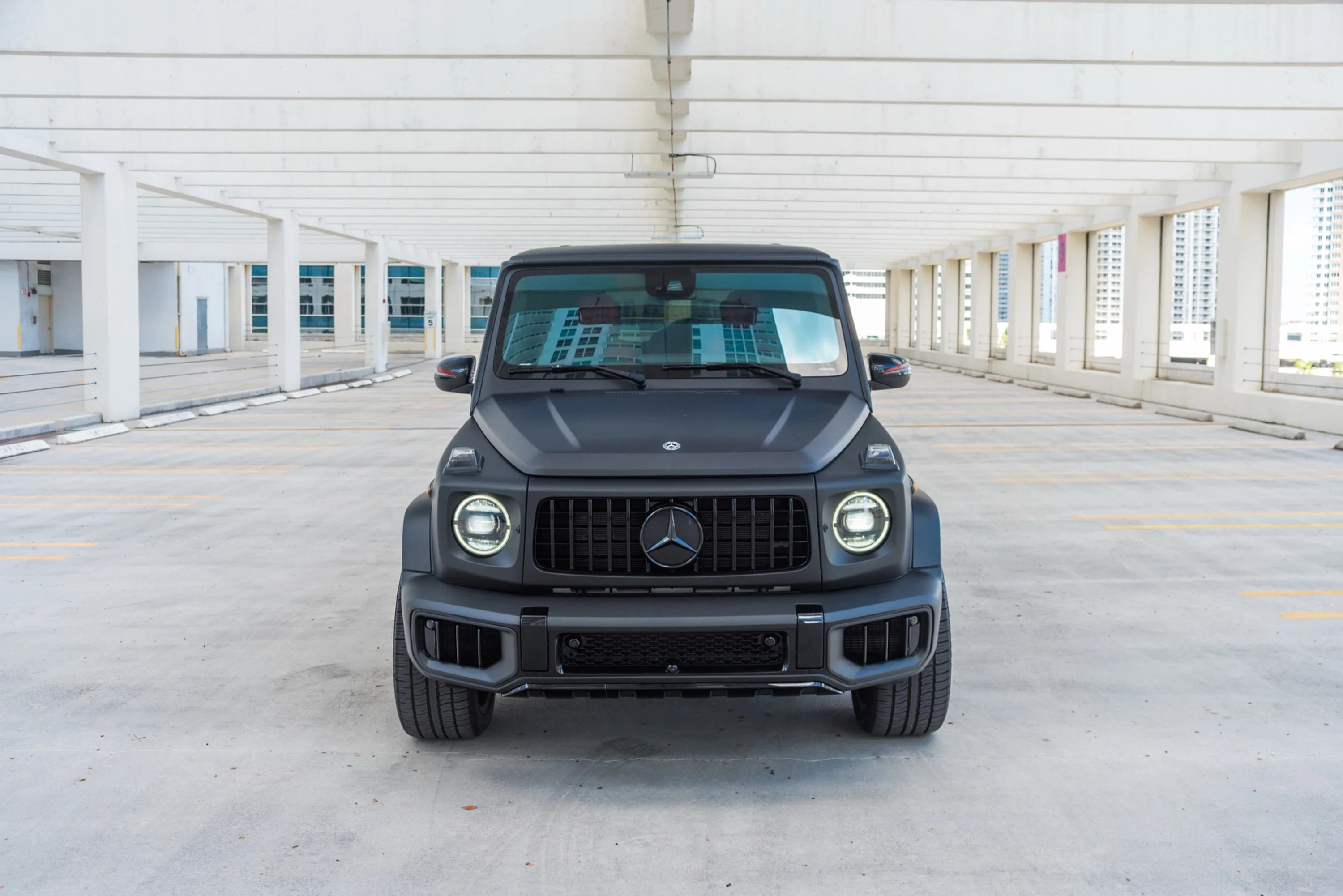 Mercedes-Benz G 550 White — exterior rear view