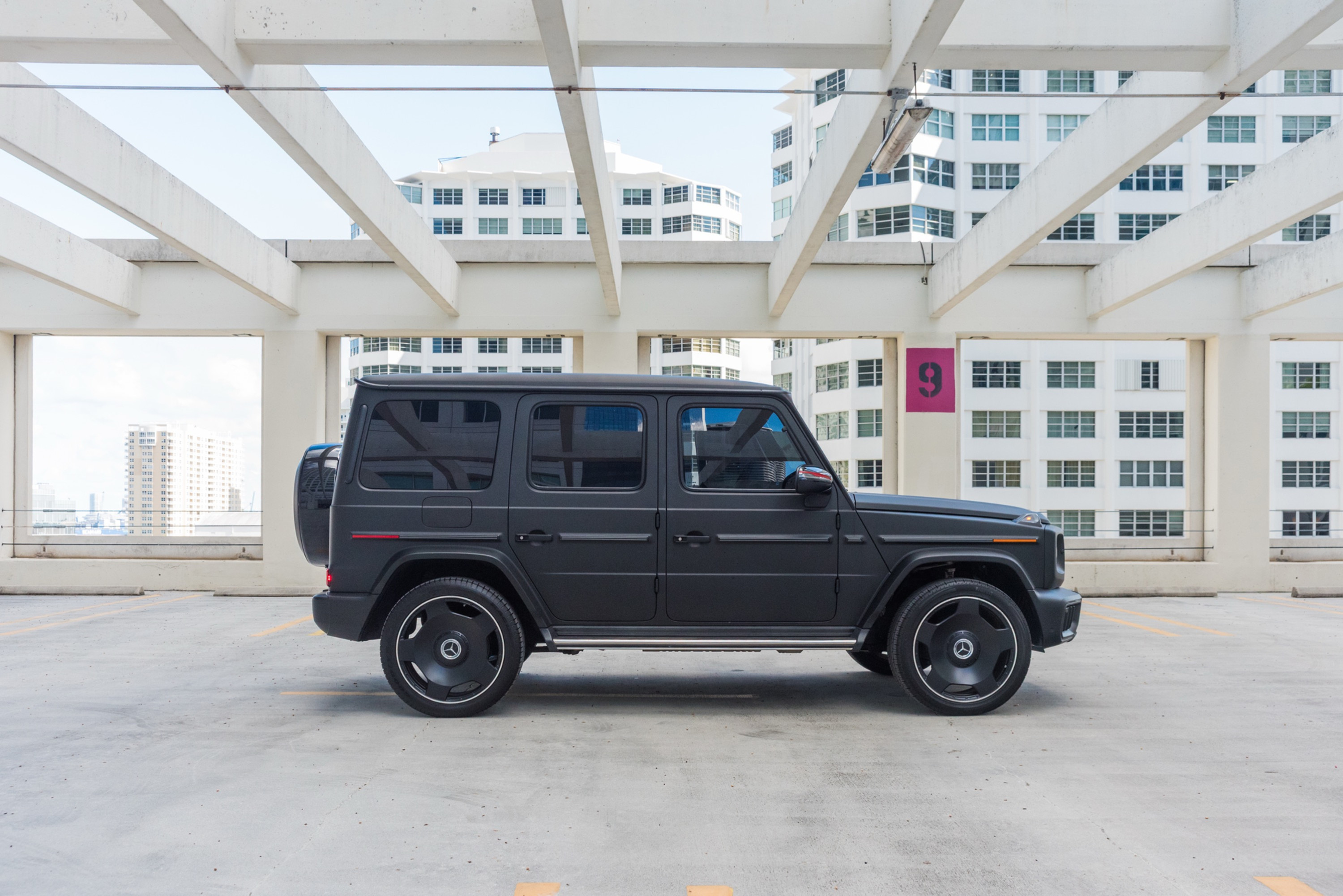 Mercedes-Benz G 550 White — exterior side view