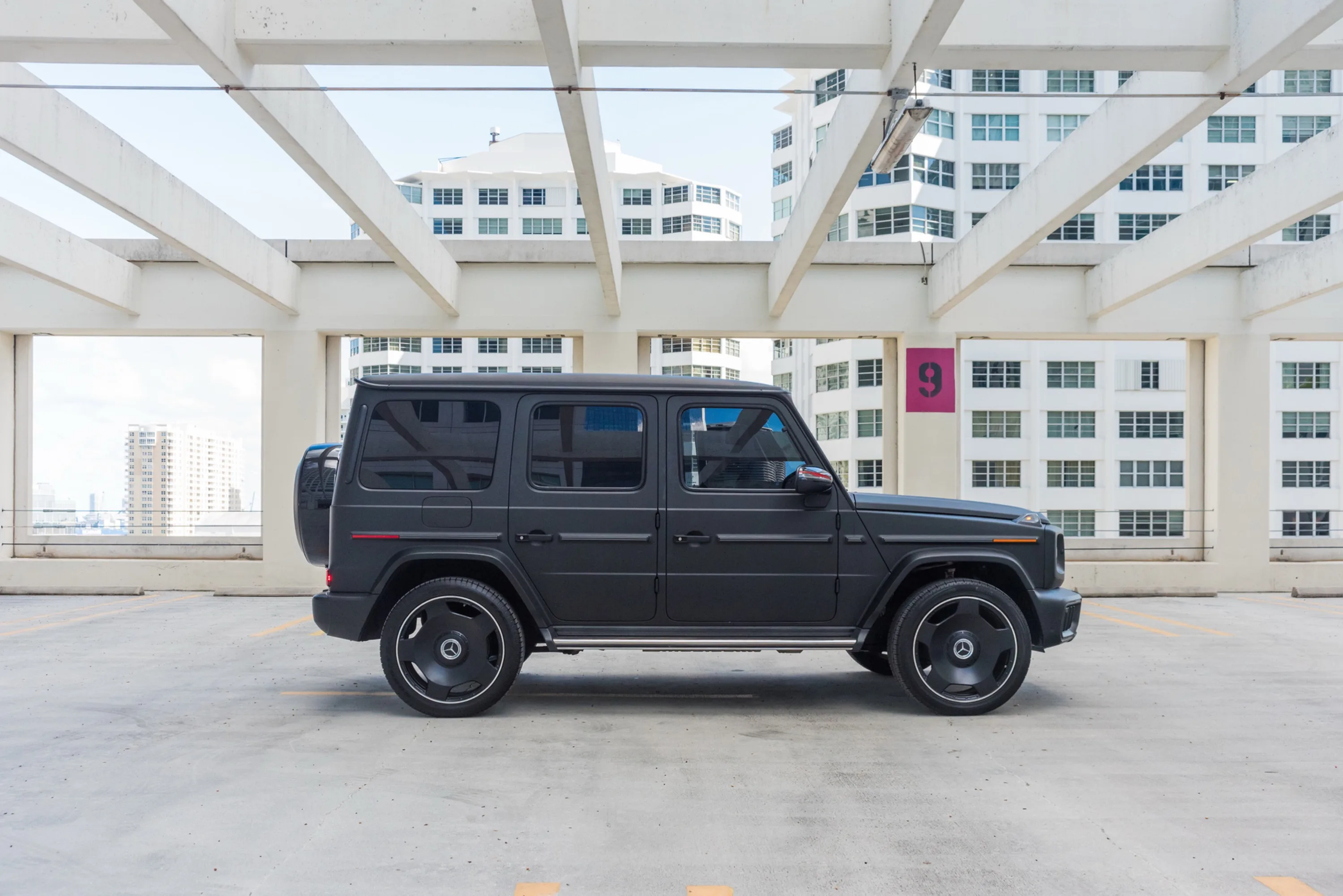Mercedes-Benz G 550 White — exterior side view