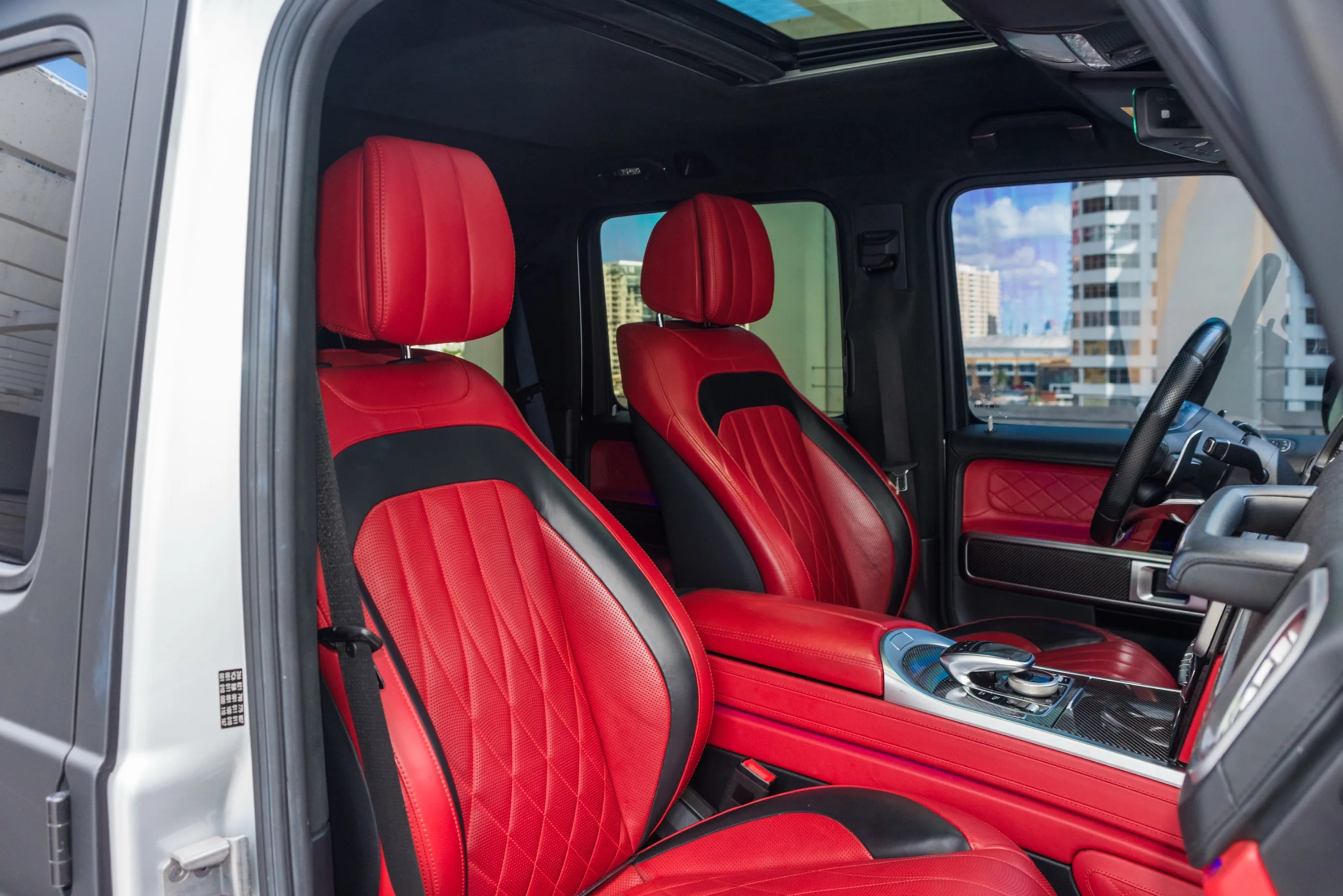 Mercedes-Benz G 550 White — interior seats